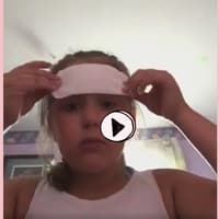 Mädchen-schminkt-sich-mit-Binde-quer