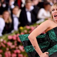 miley-cyrus-sie-schlaegt-zurück-quer