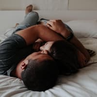 schlafposition-in-einer-beziehung-quer schlafposition-in-einer-beziehung-quer