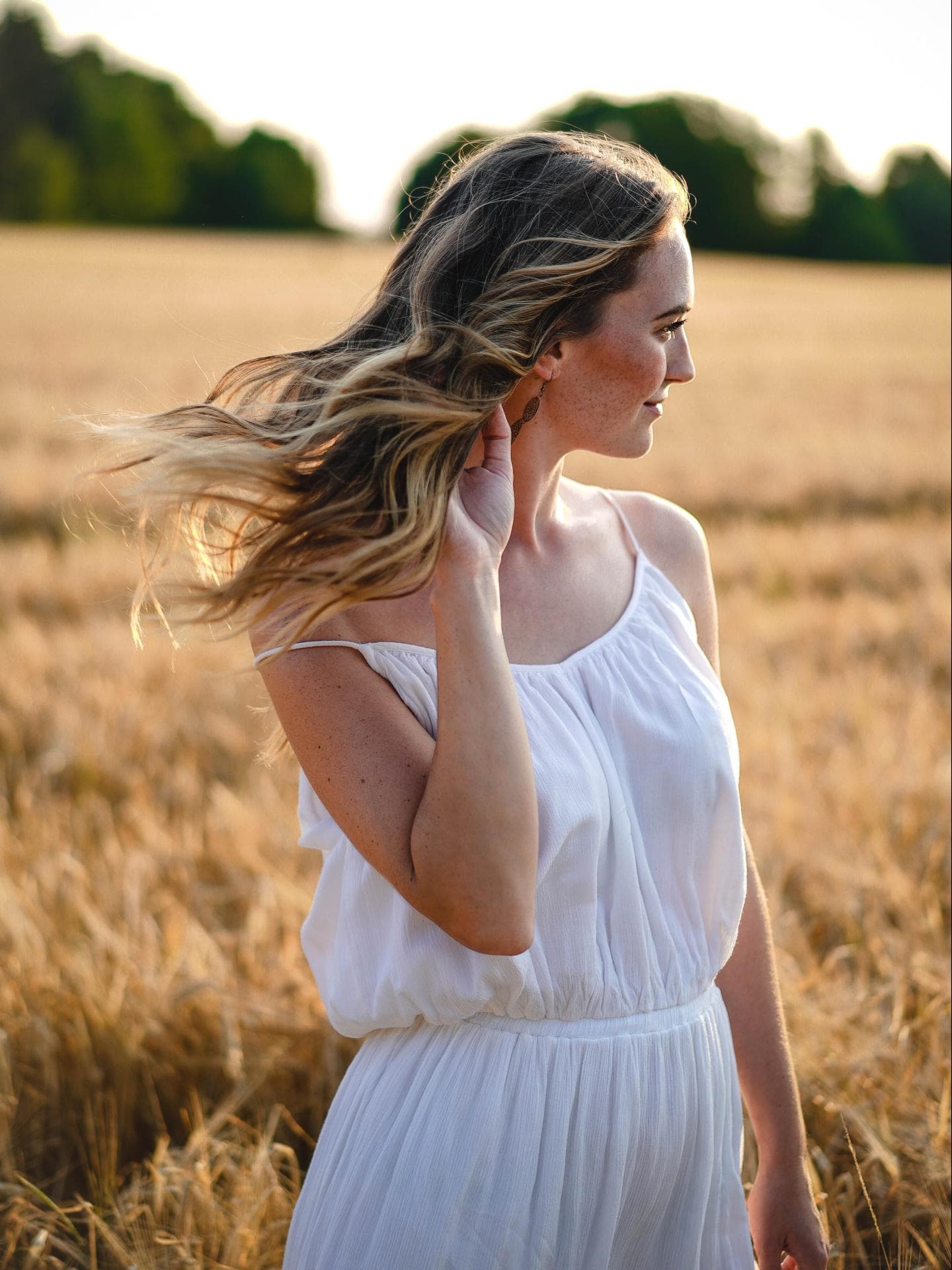 Mädchen auf Feld im weißen Kleid