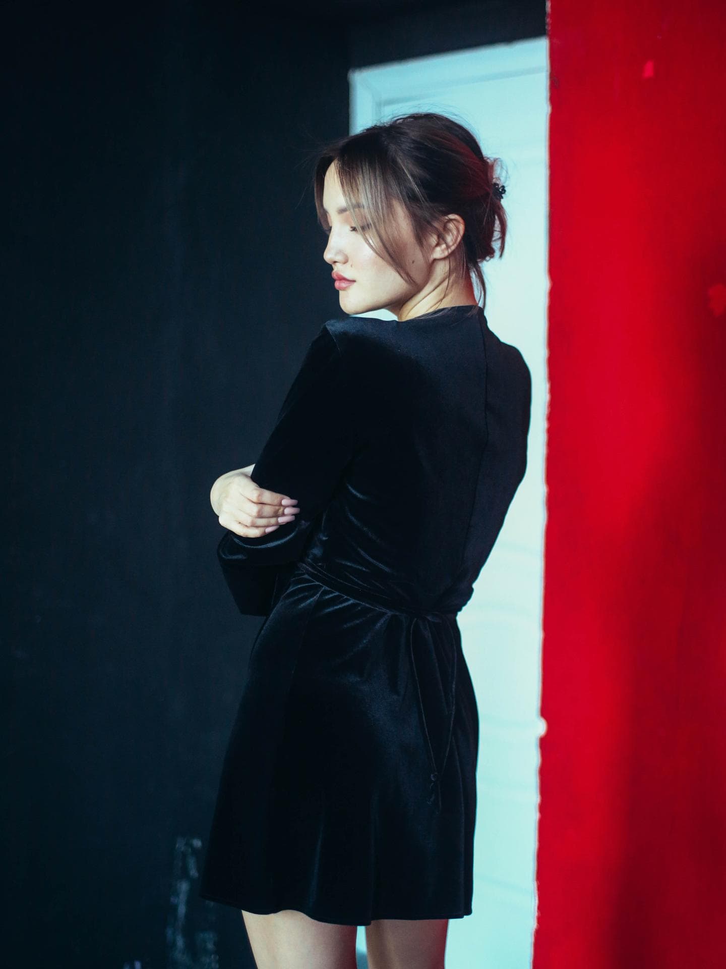 Mädchen im schwarzen Samtkleid