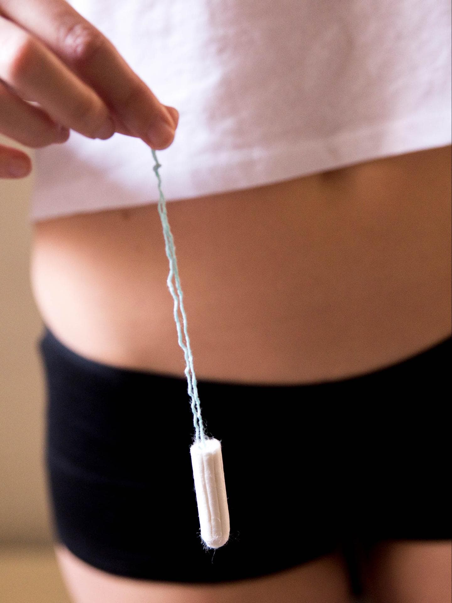 Mädchen hält Tampon in der Hand