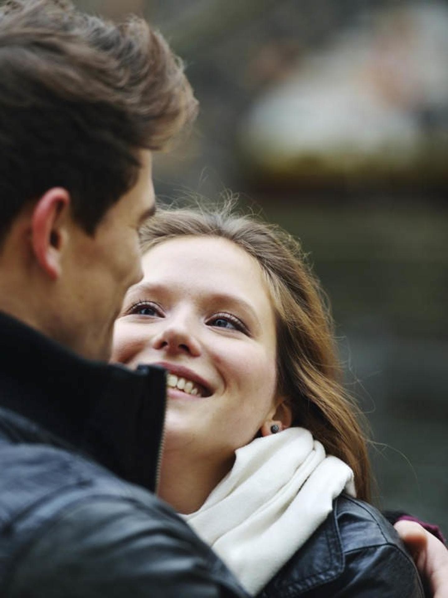 Mädchen und Junge umarmen sich