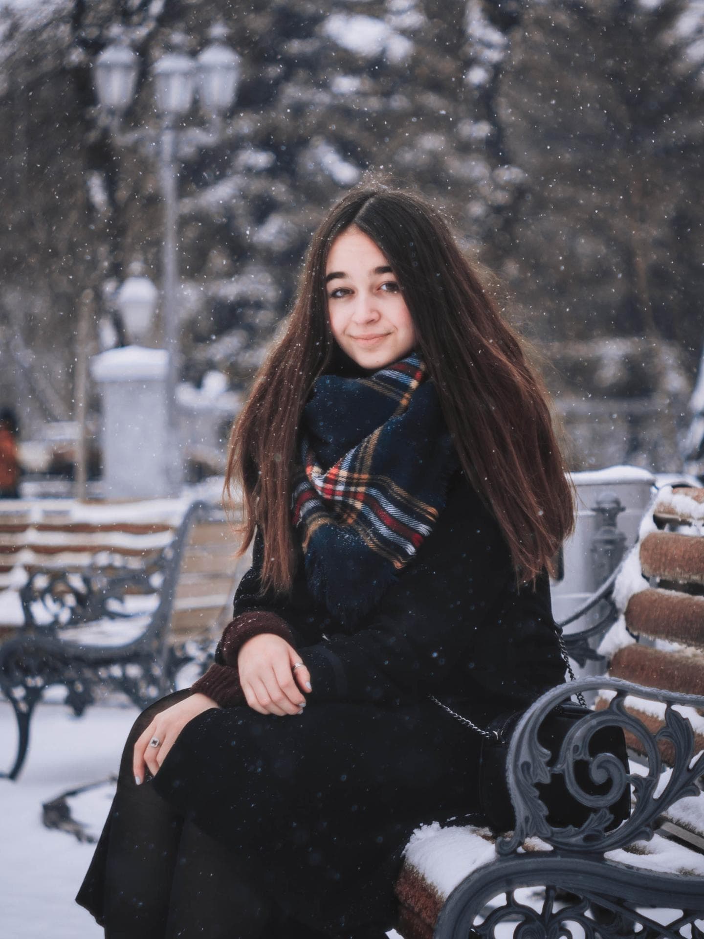 Mädchen auf einer Bank im Schnee
