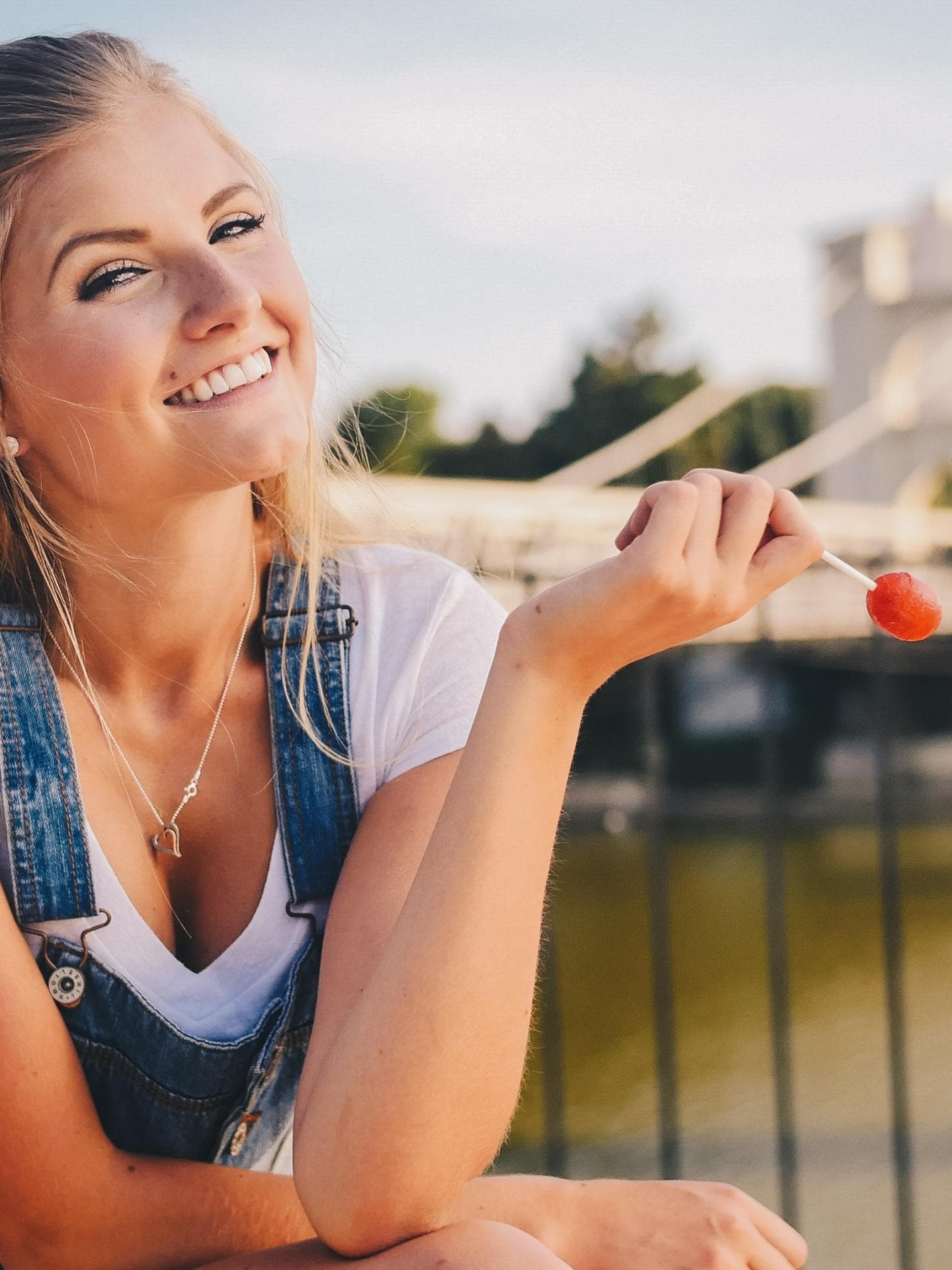Mädchen mit Lolli in der Hand