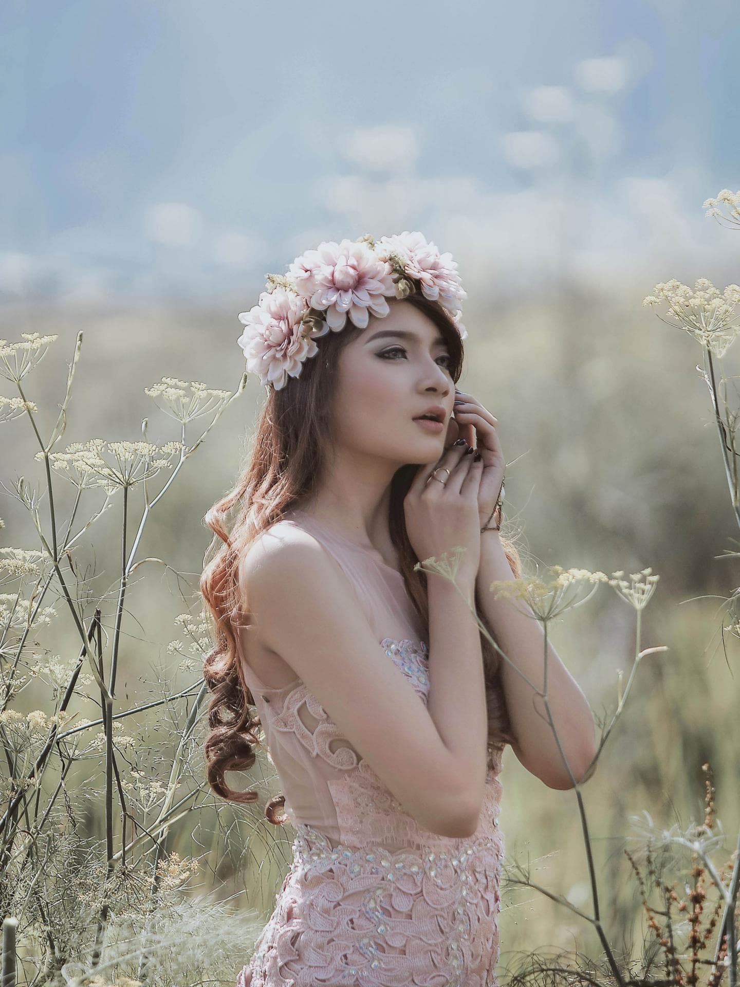 Mädchen mit Blumenkranz im Haar