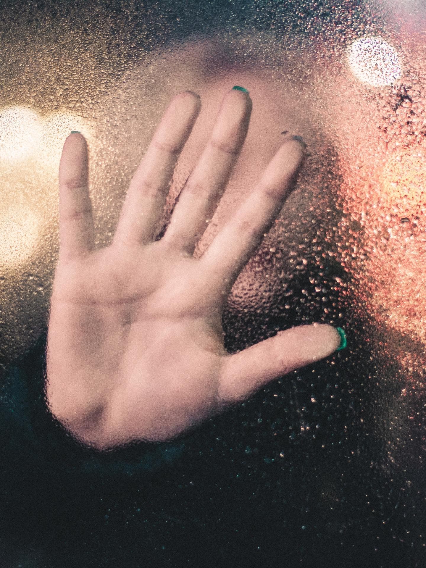Hand auf Glasscheibe
