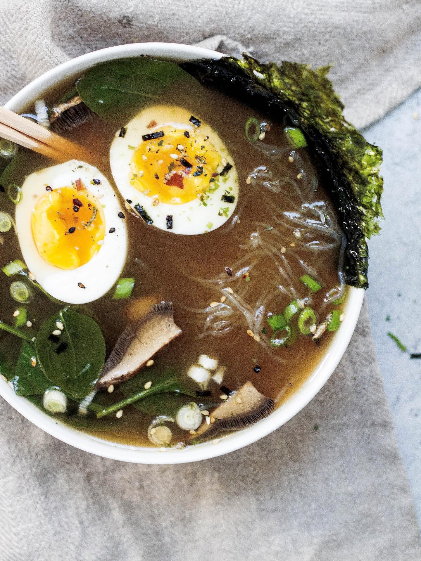 Suppe mit zwei Eiern