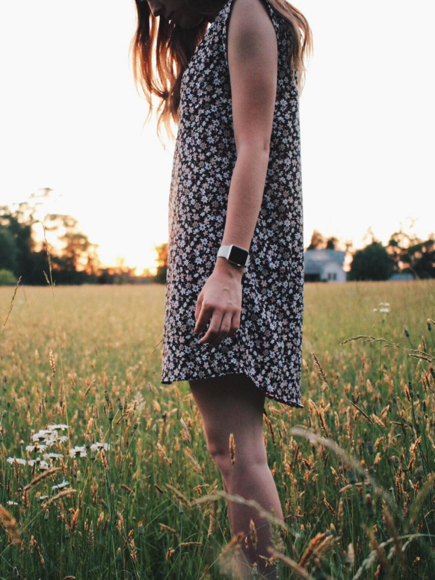 Mädchen mit geblümtem Kleid auf einer Wiese