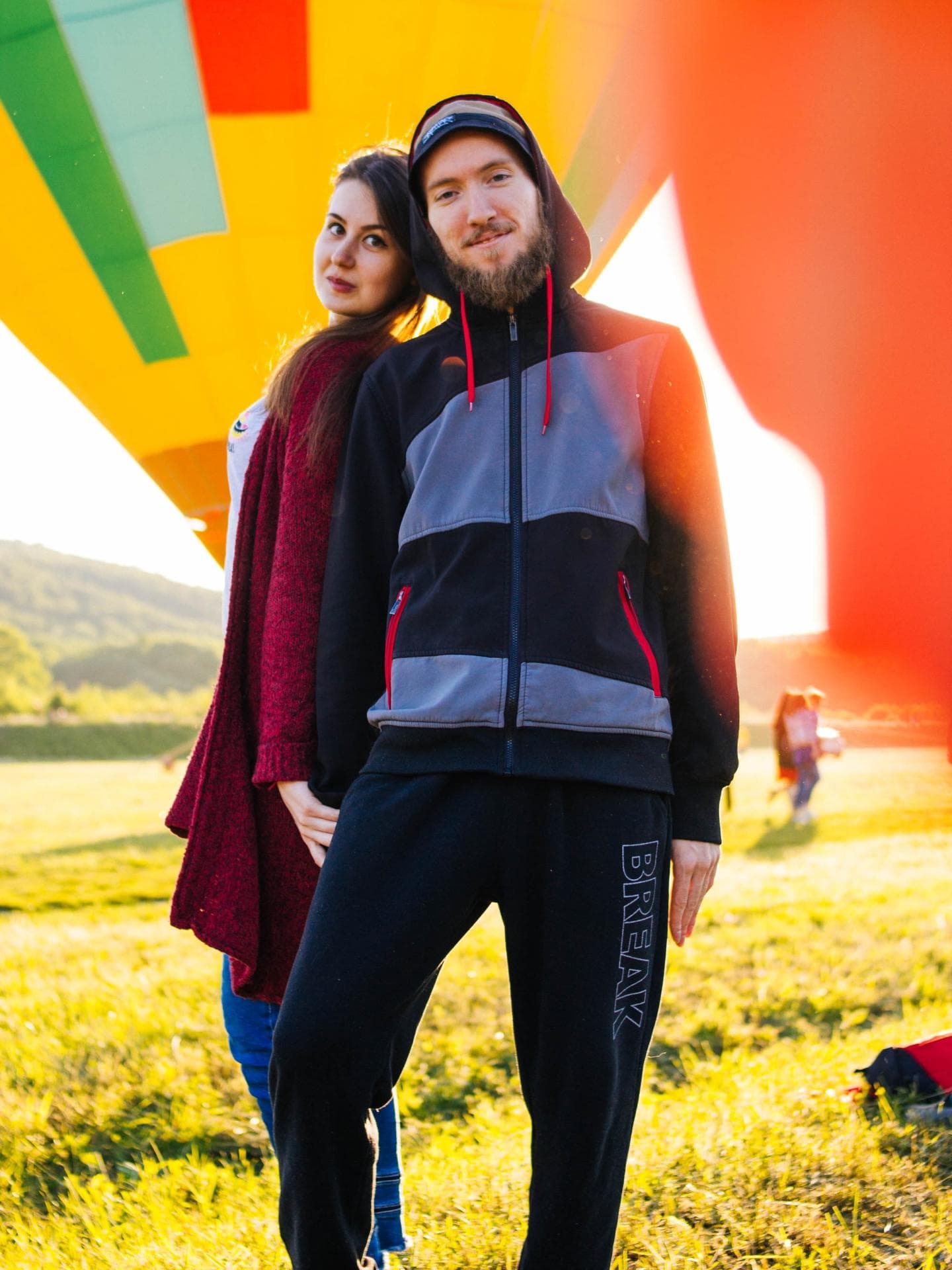 Mann und Frau auf Wiese