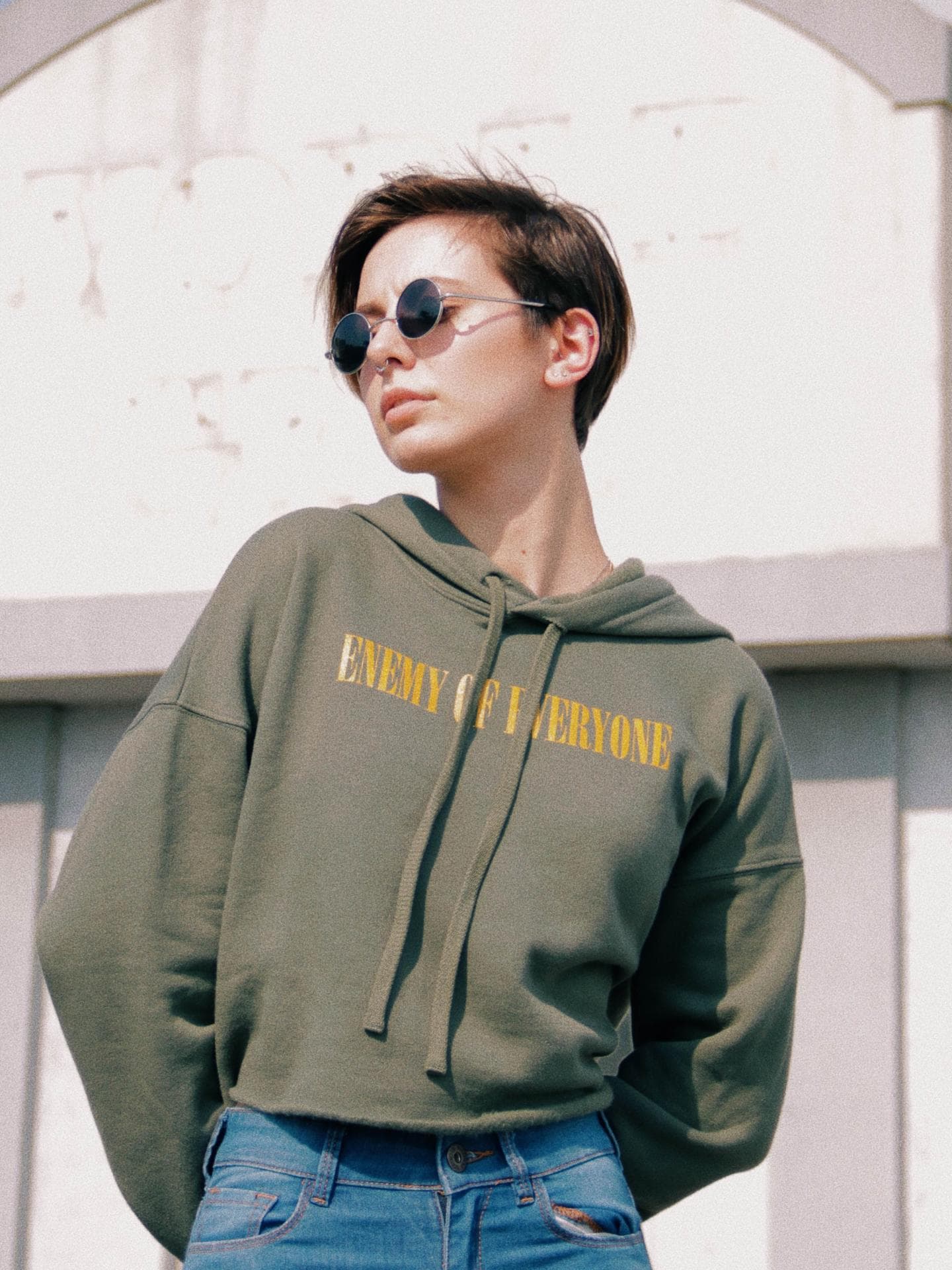 Pixie Cut Mädchen mit kurzen Haaren