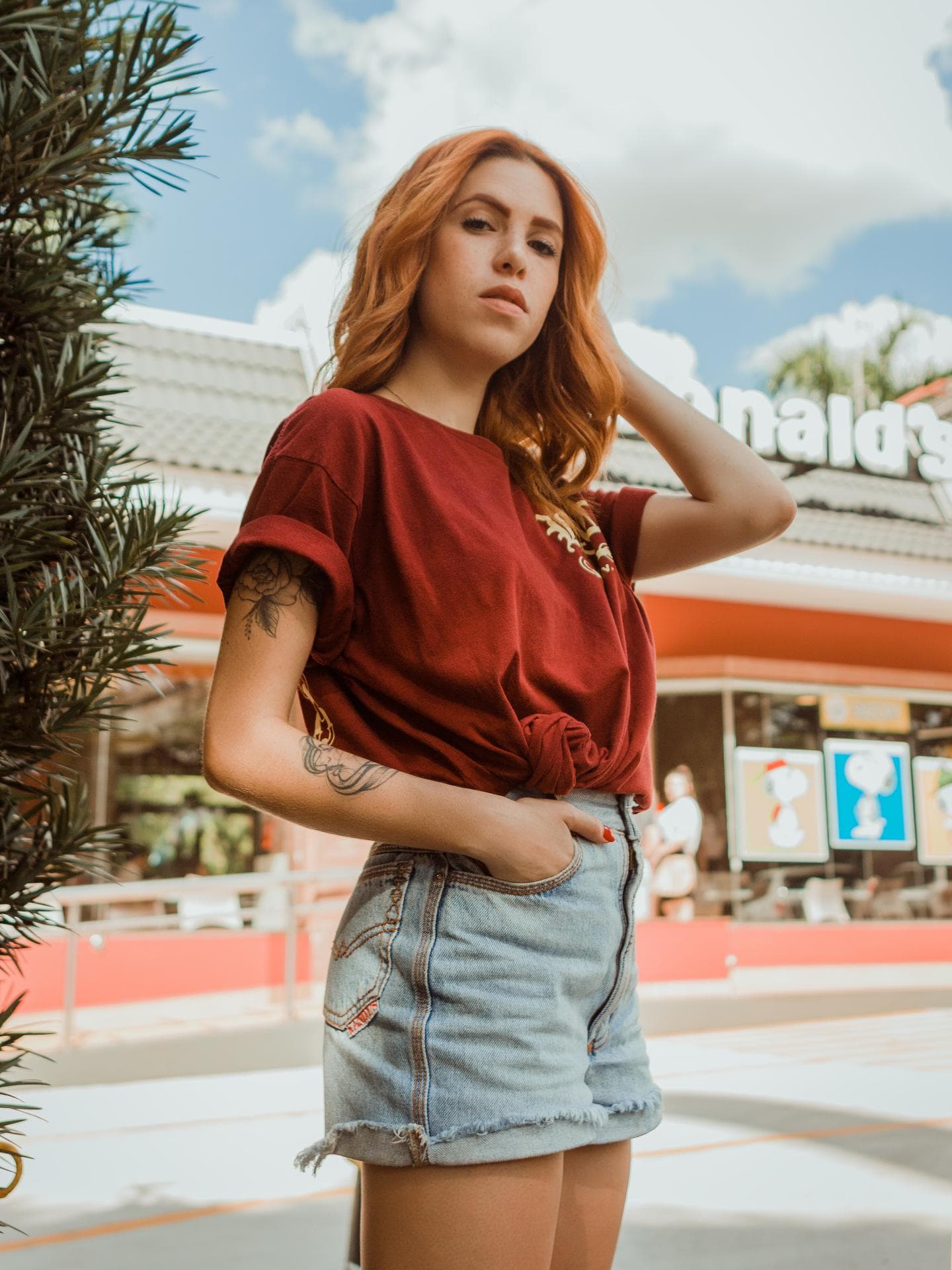 Mädchen mir rotem T-Shirt und Jeansshorts