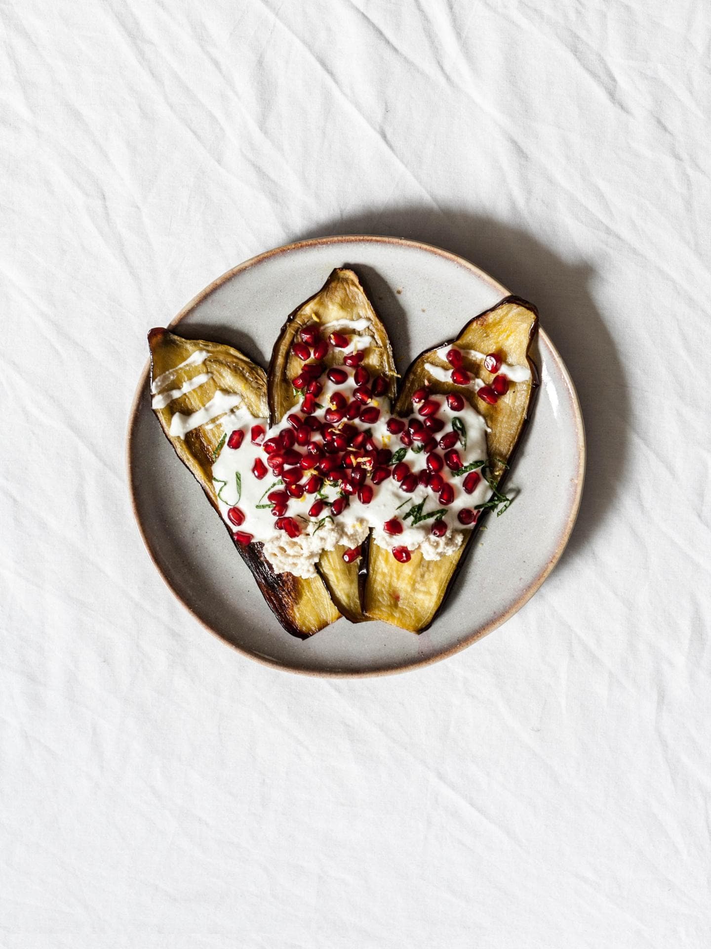 Preiselbeeren auf Aubergine