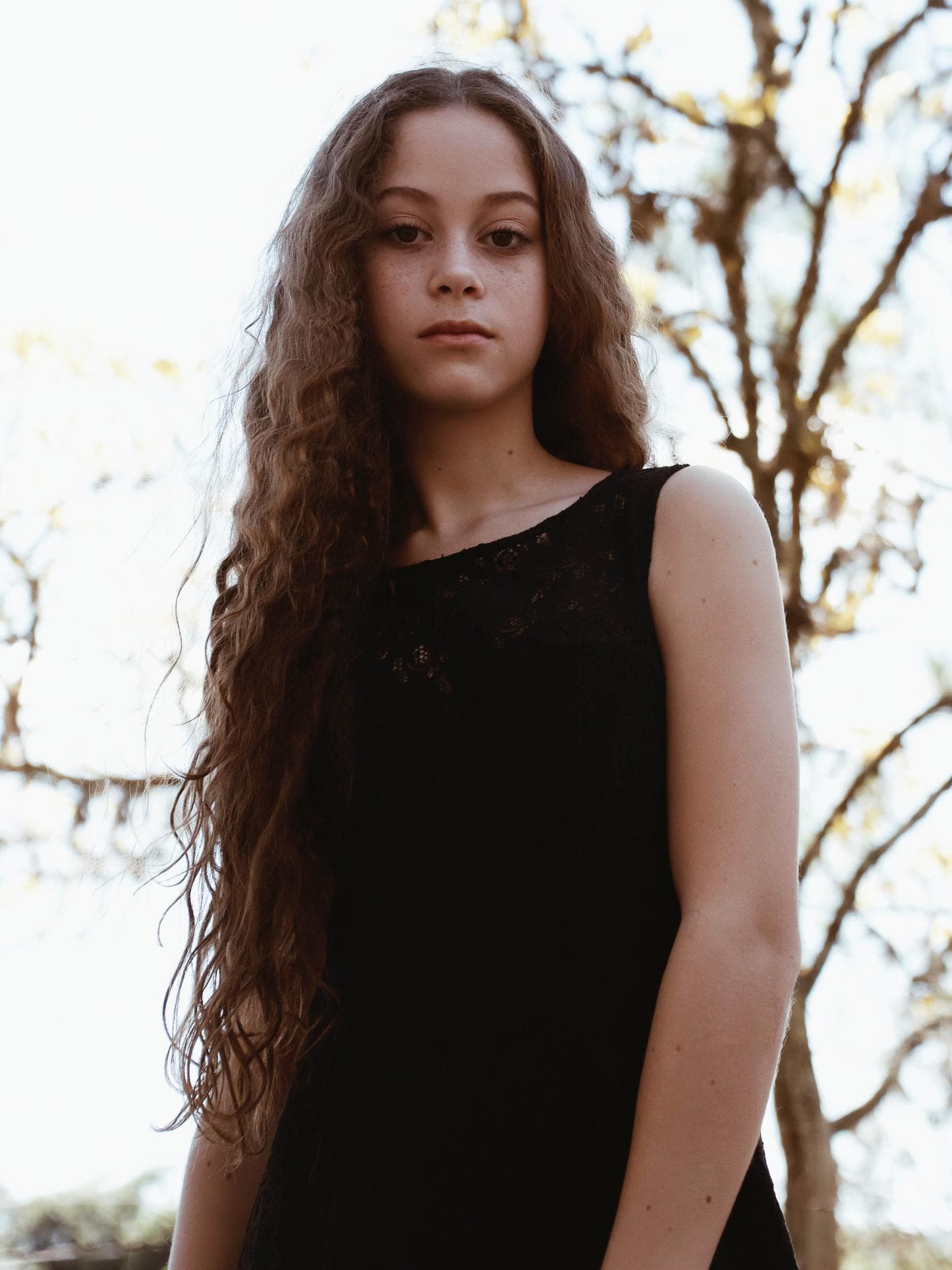 Mädchen im schwarzen Kleid