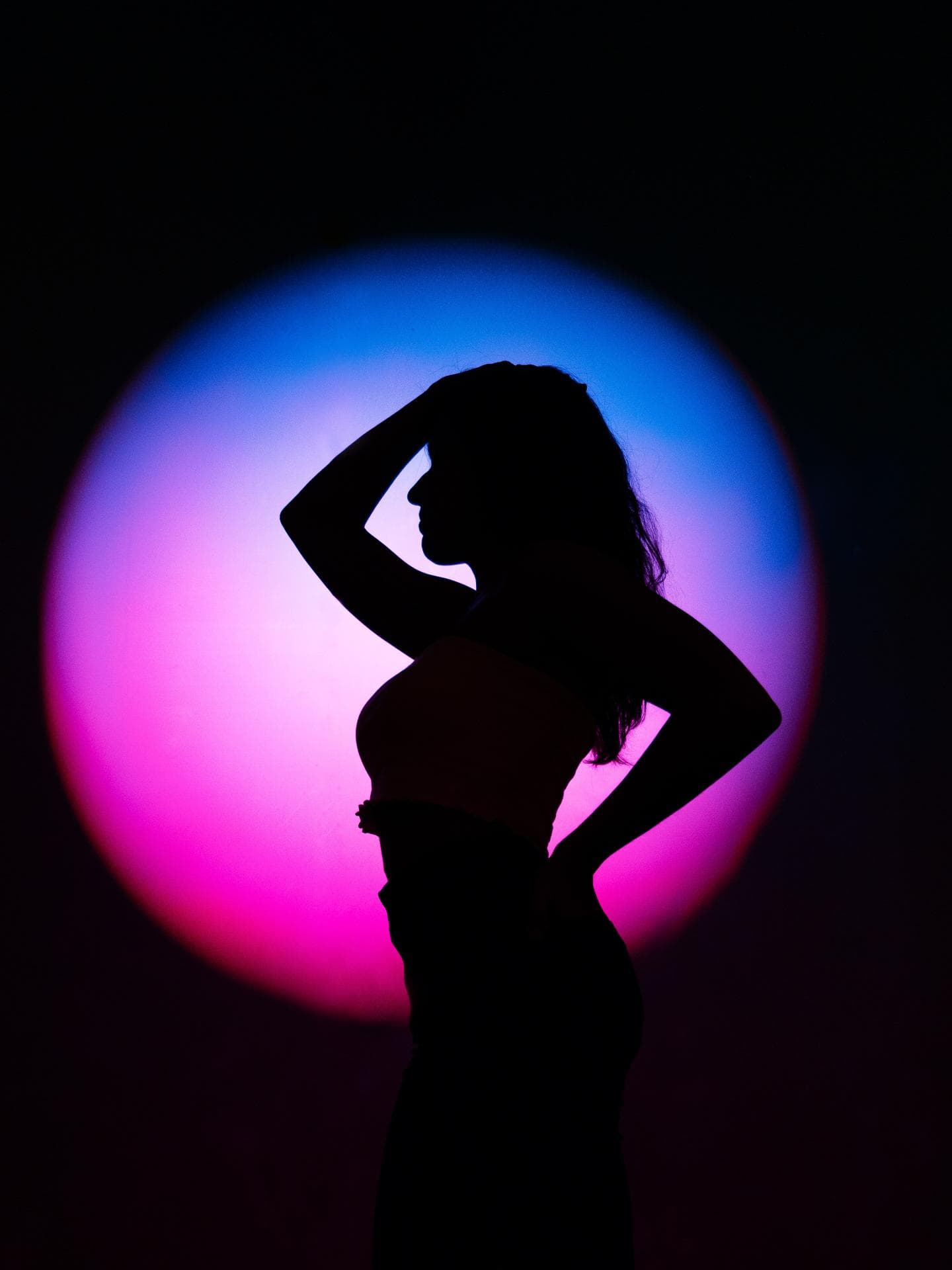 Mädchen vor pinkem Licht