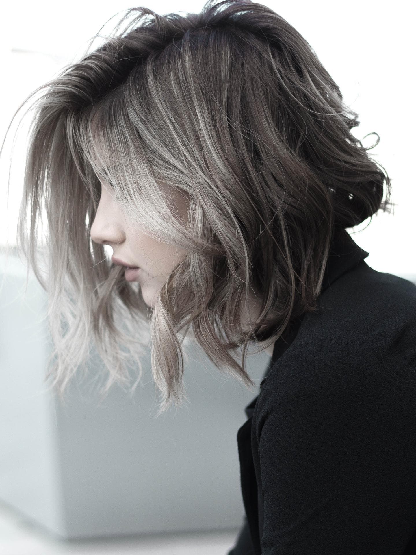 Undone Bob Grau Mädchen mir grauen Haaren