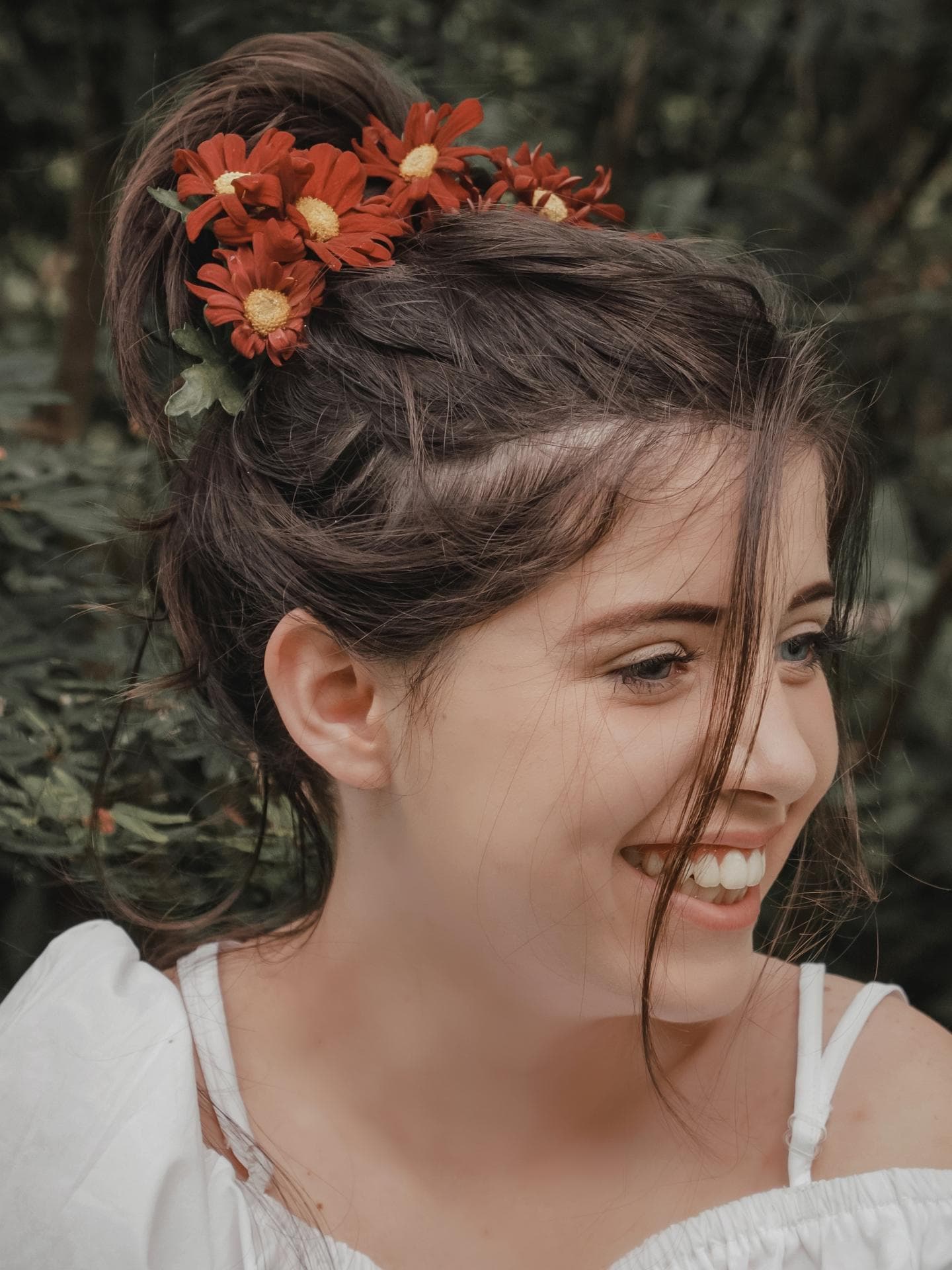 Mädchen mit Blumen im Dutt Mädchen mit Blumen im Dutt