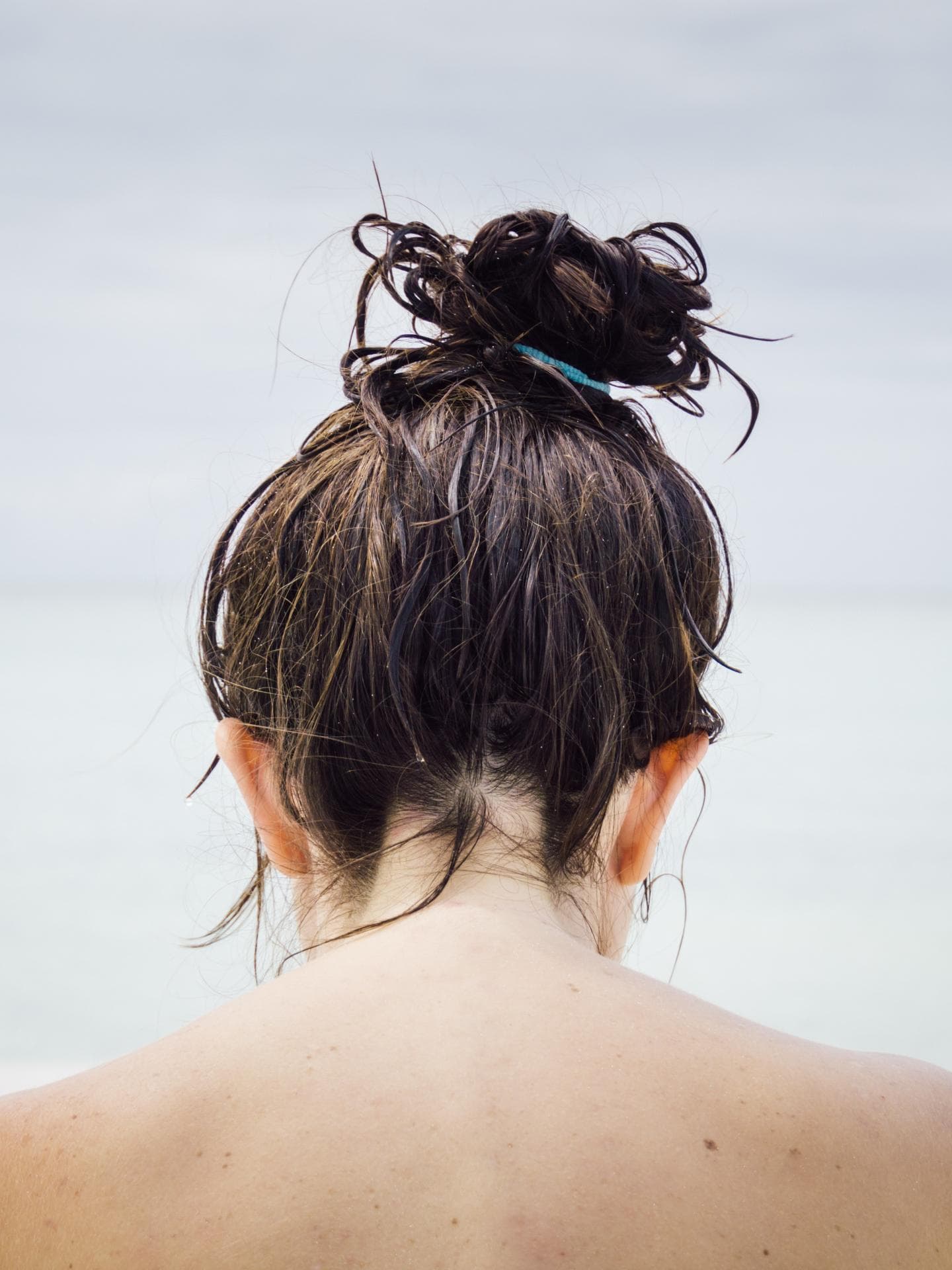 Mädchen mit nassem Haar und Dutt Mädchen mit nassem Haar und Dutt