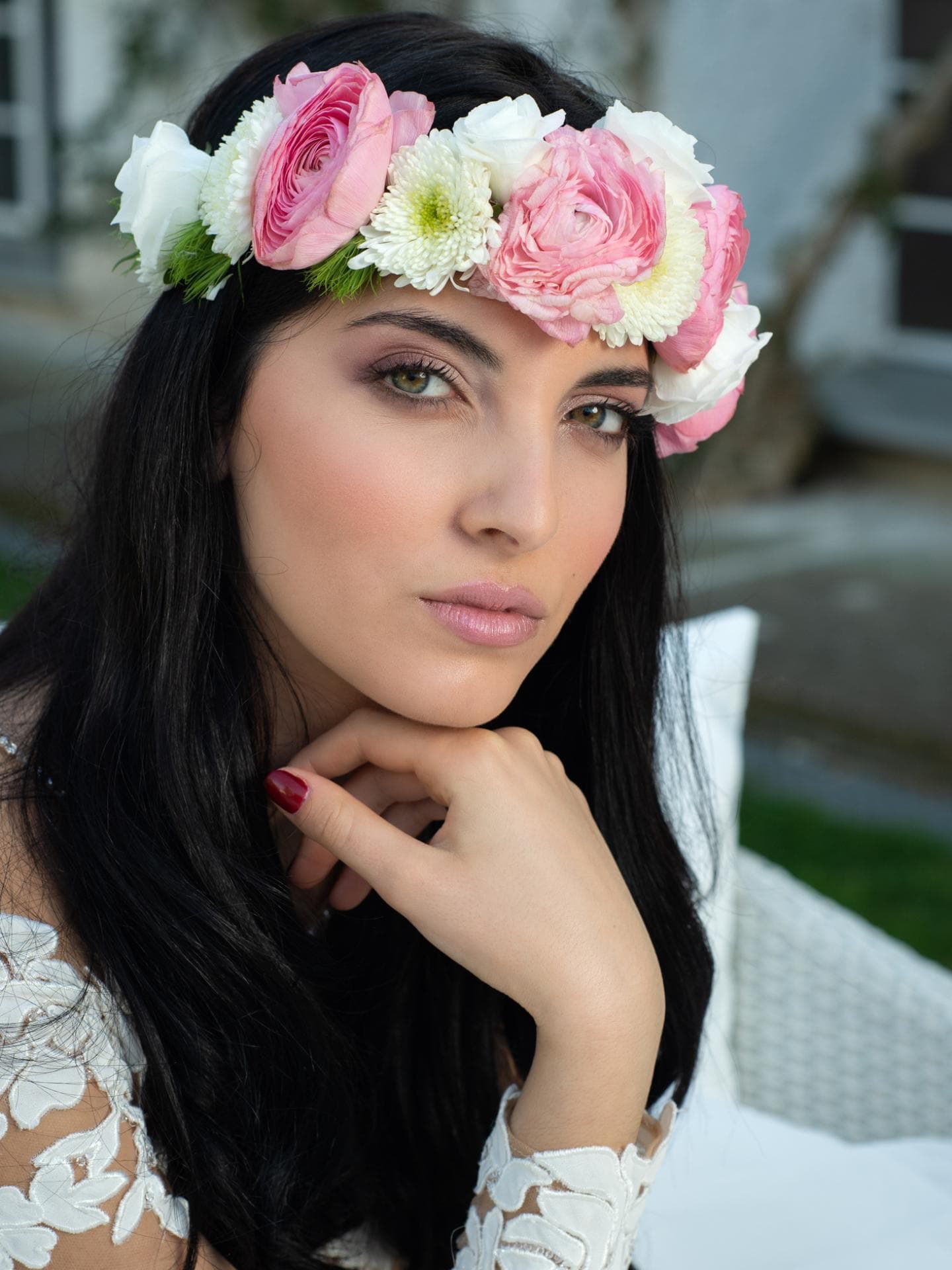 Dunkelhaarige Frau mit Blumenkranz
