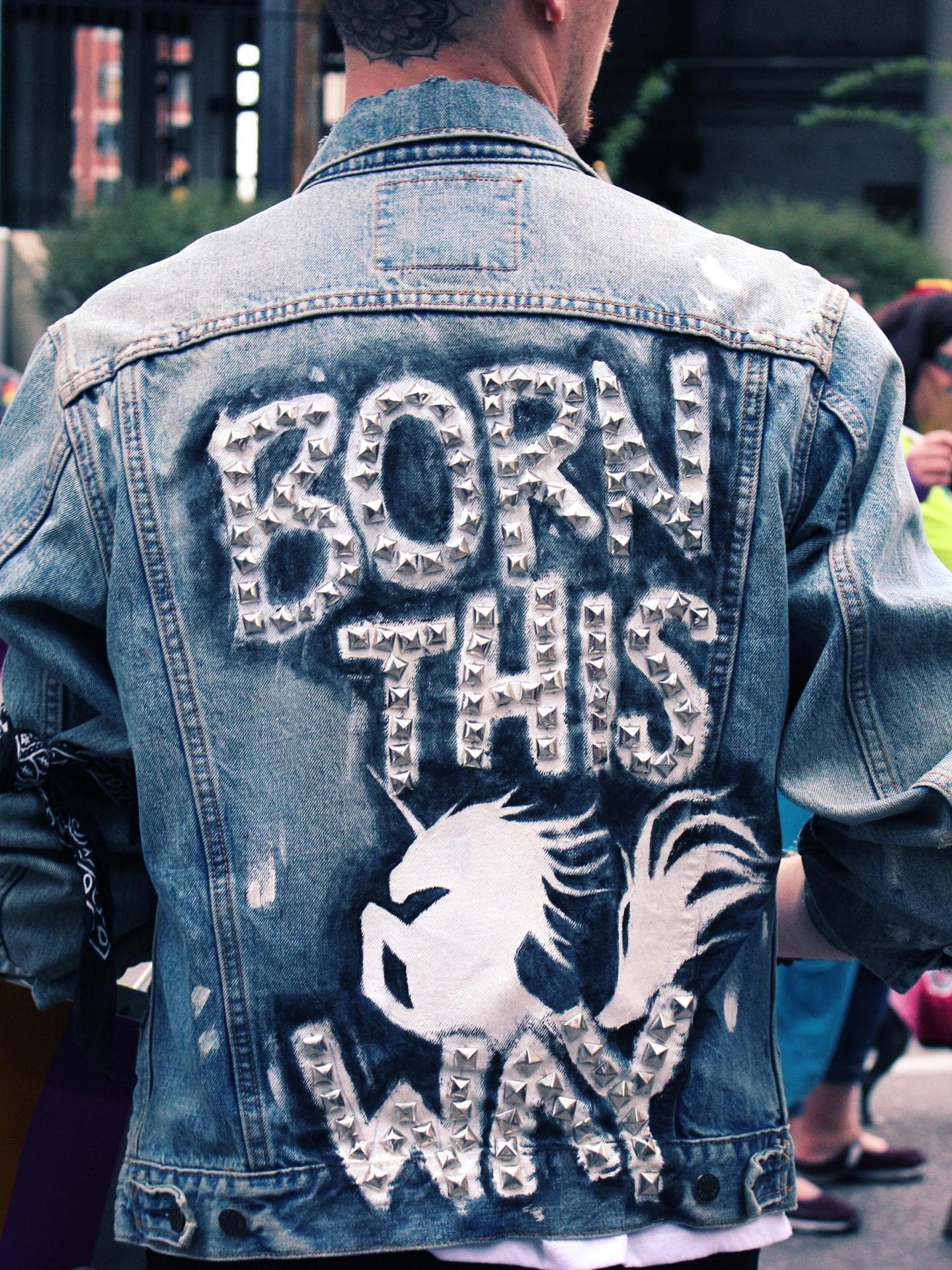 Mann in Jeansjacke