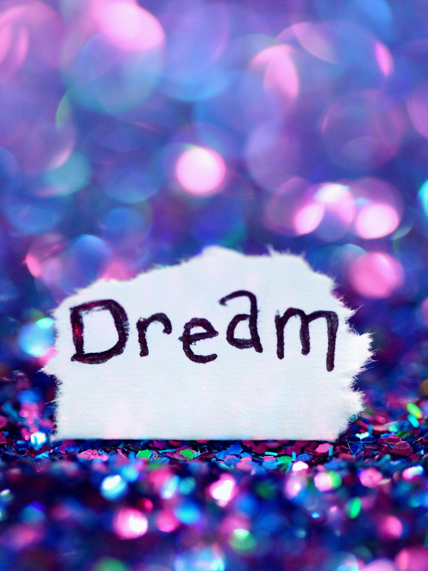 Lila Glitzer mit der Aufschrift Dream