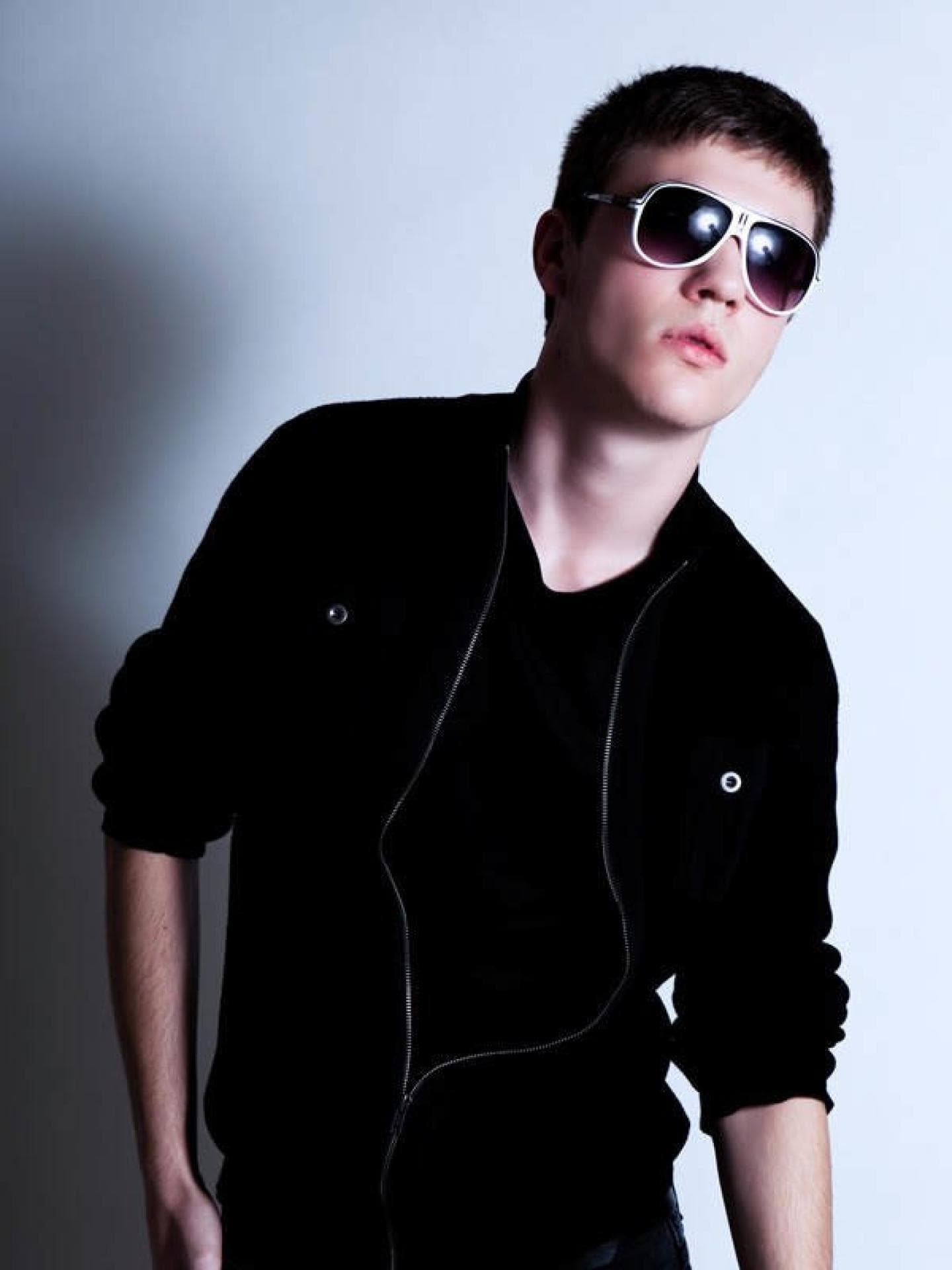 Junge mit Sonnenbrille