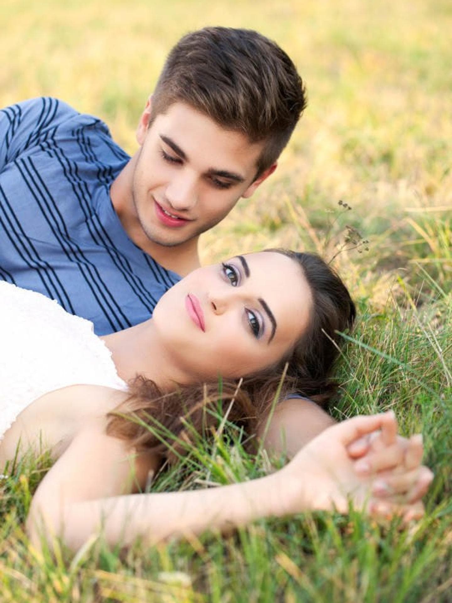 Junge und Mädchen auf einer Wiese