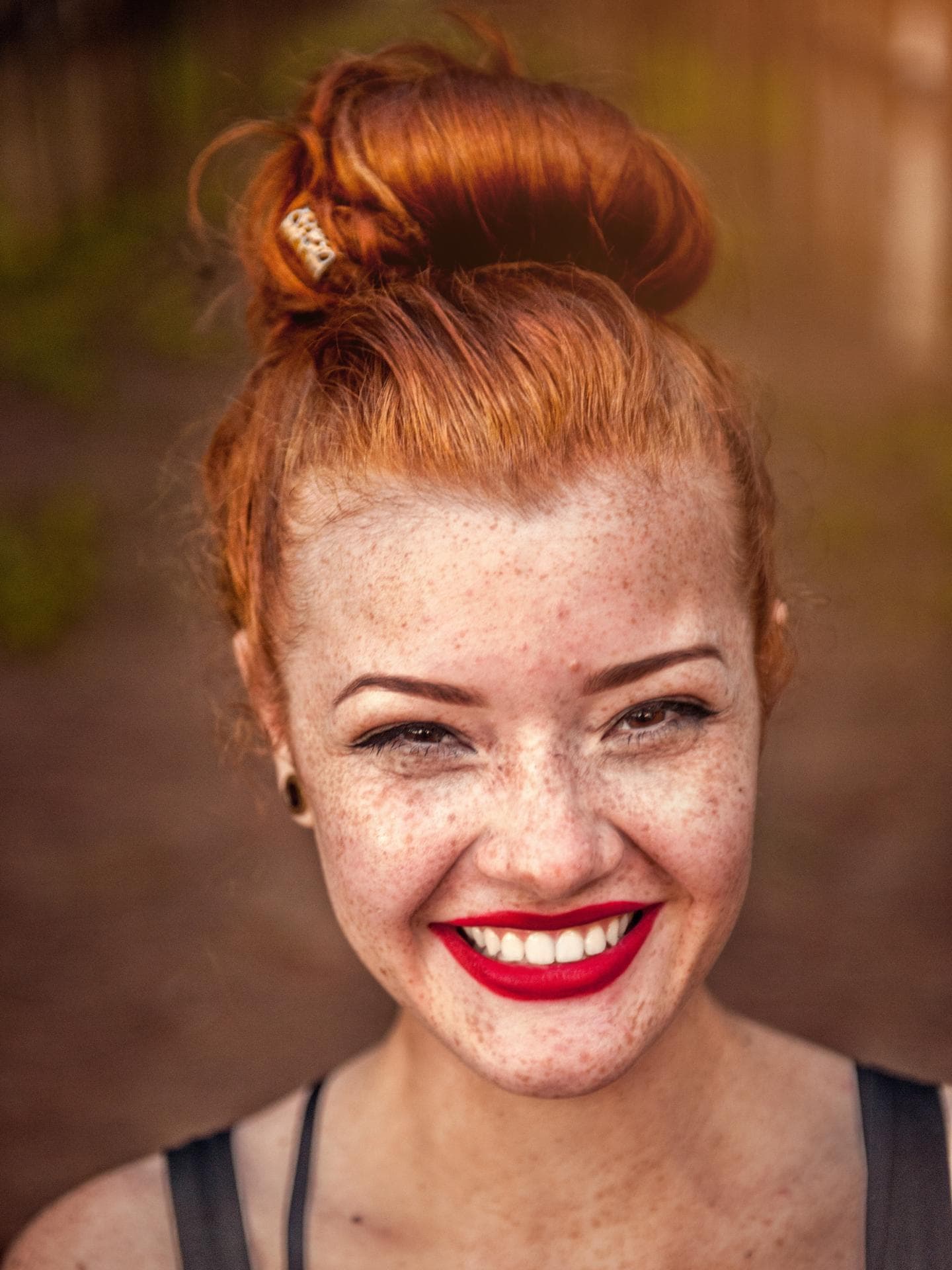 High Bun rothaariges Mädchen mit Dutt