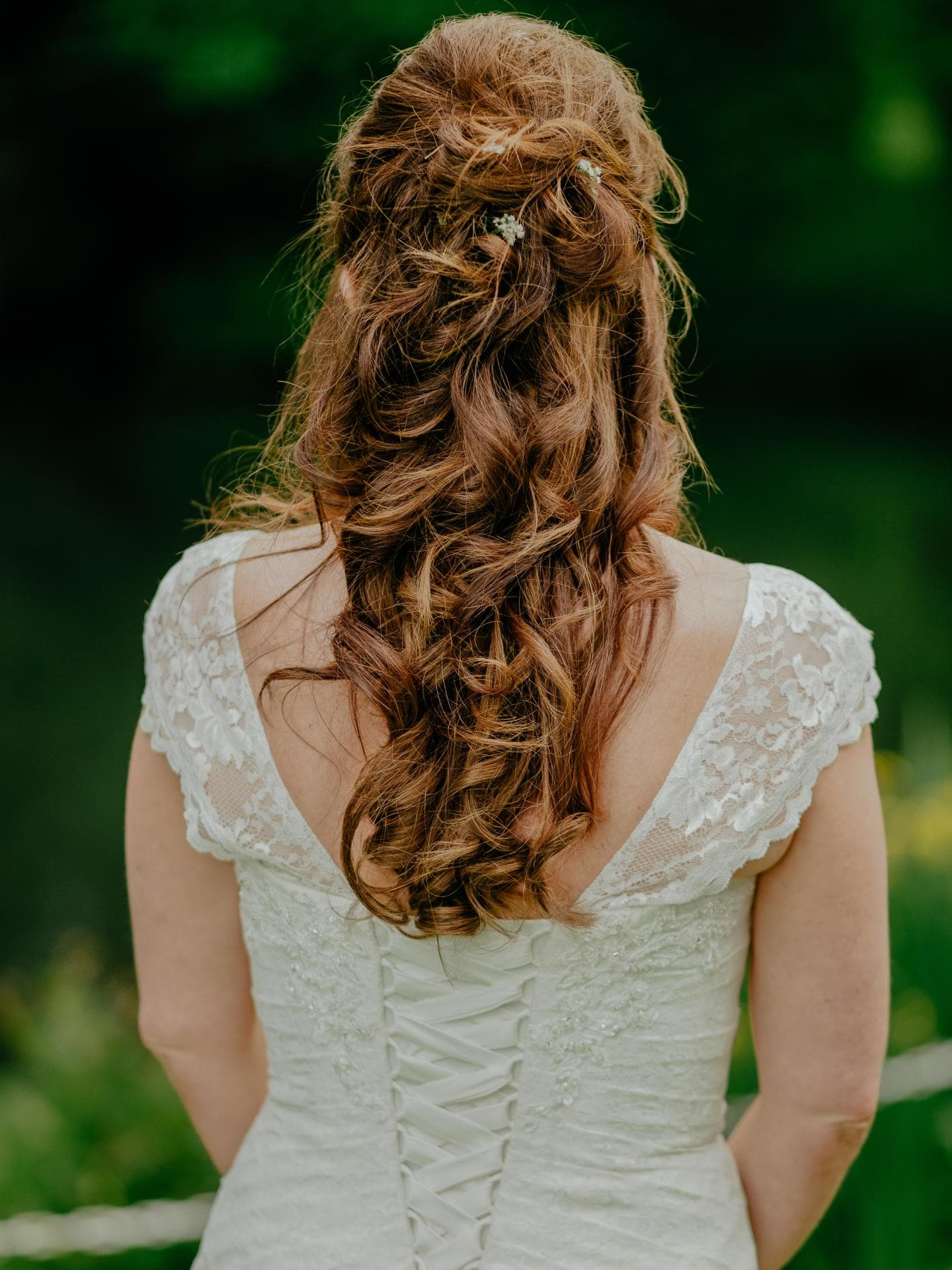 Mädchen von hinten mit Locken