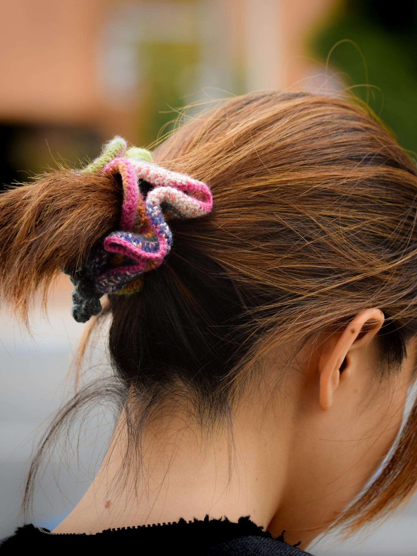 Mädchen mit Scrunchie Mädchen mit Scrunchie