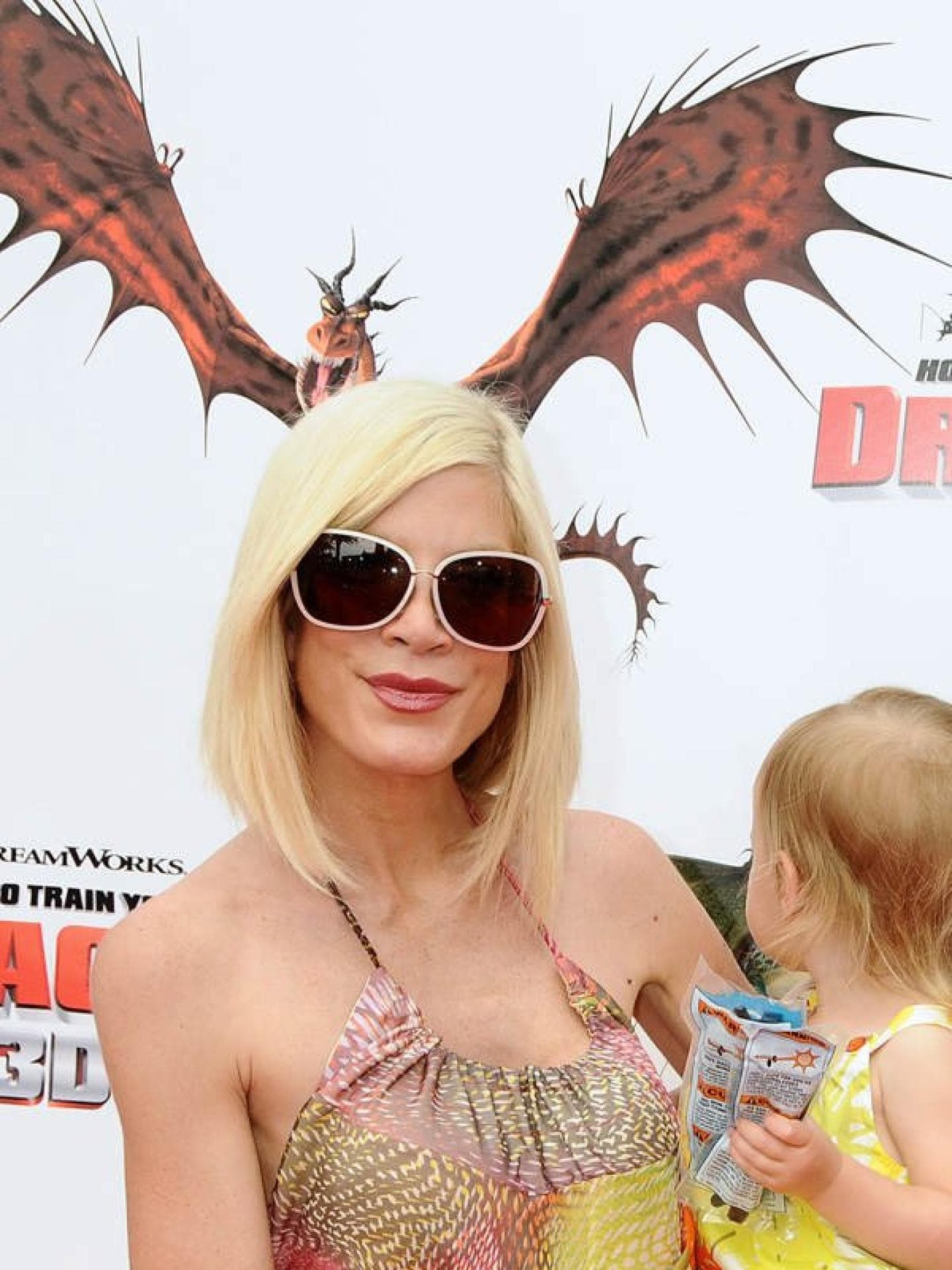  Tori Spelling mit Geweih