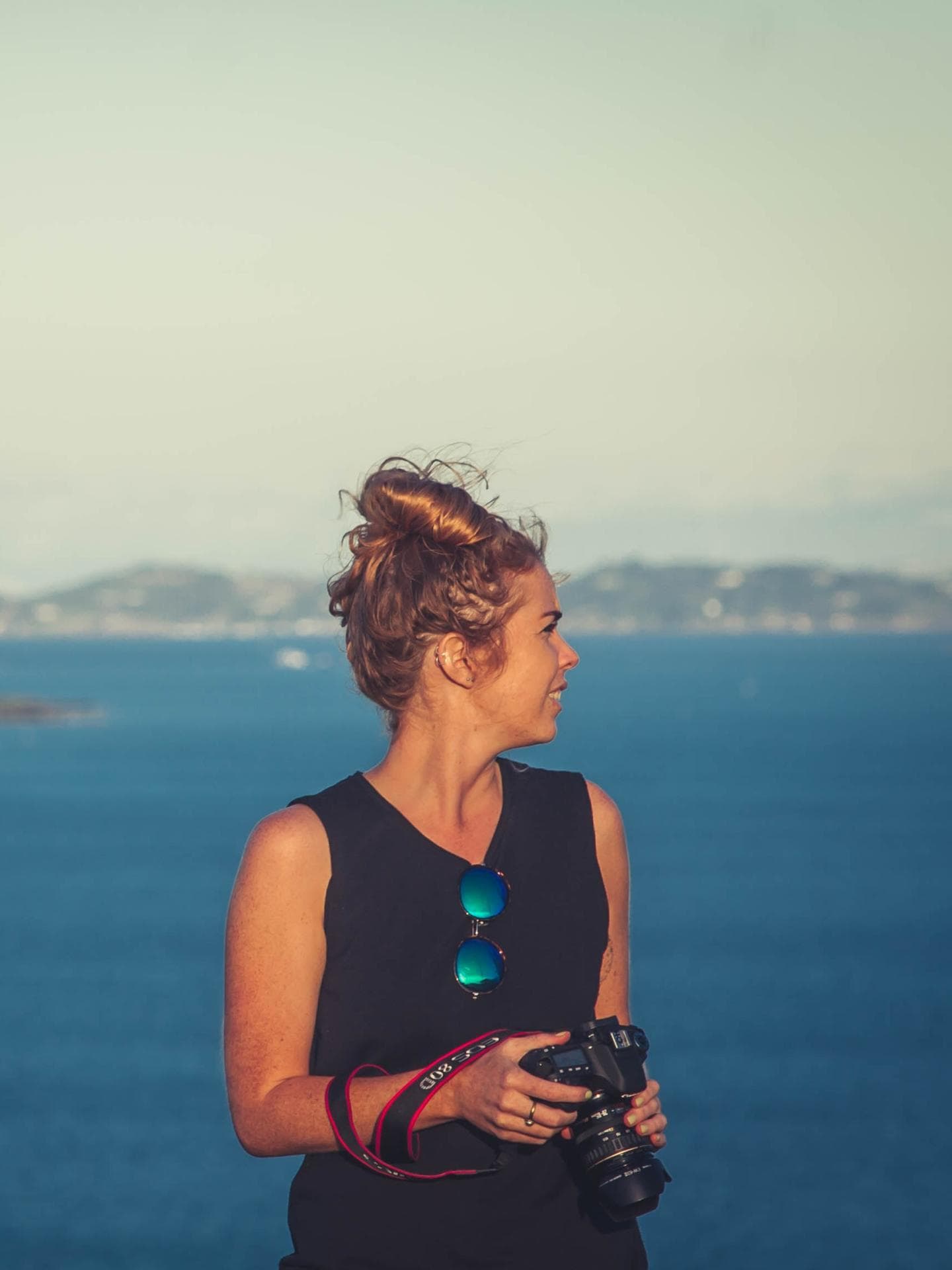 Mädchen am Meer mit Kamera Mädchen am Meer mit Kamera