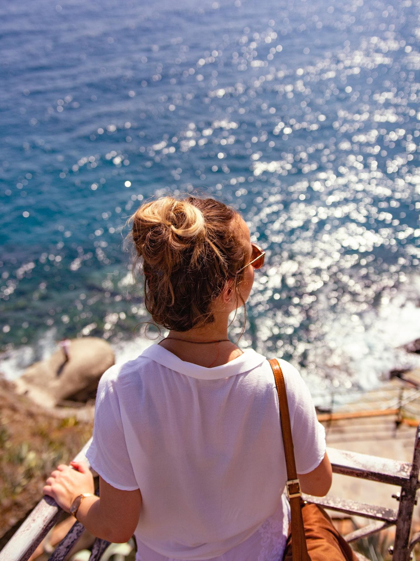 Messy Bun Mädchen am Meer mit Dutt