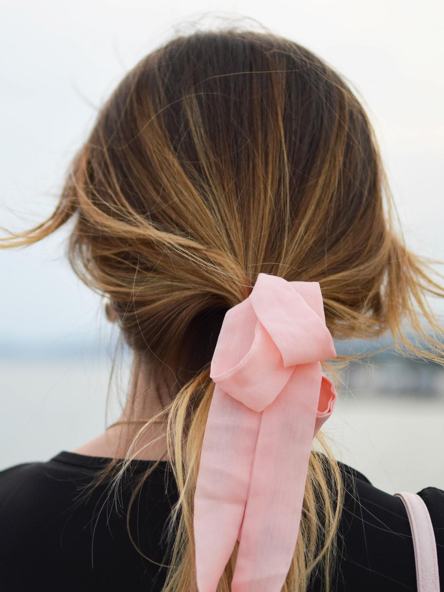 Mädchen mit rosa Schleife im Haar Mädchen mit rosa Schleife im Haar