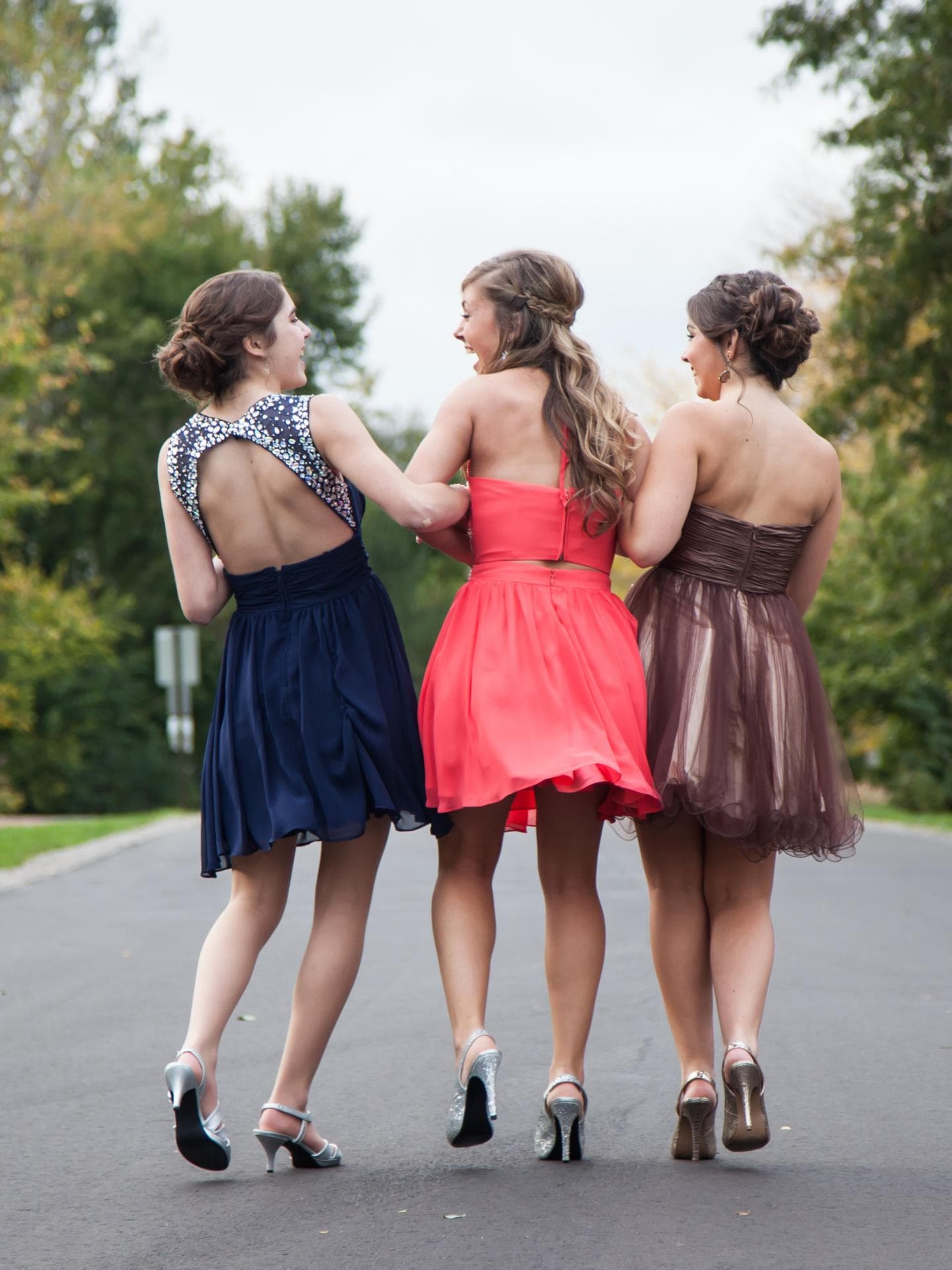 Freundinnen im Abschlussballkleid