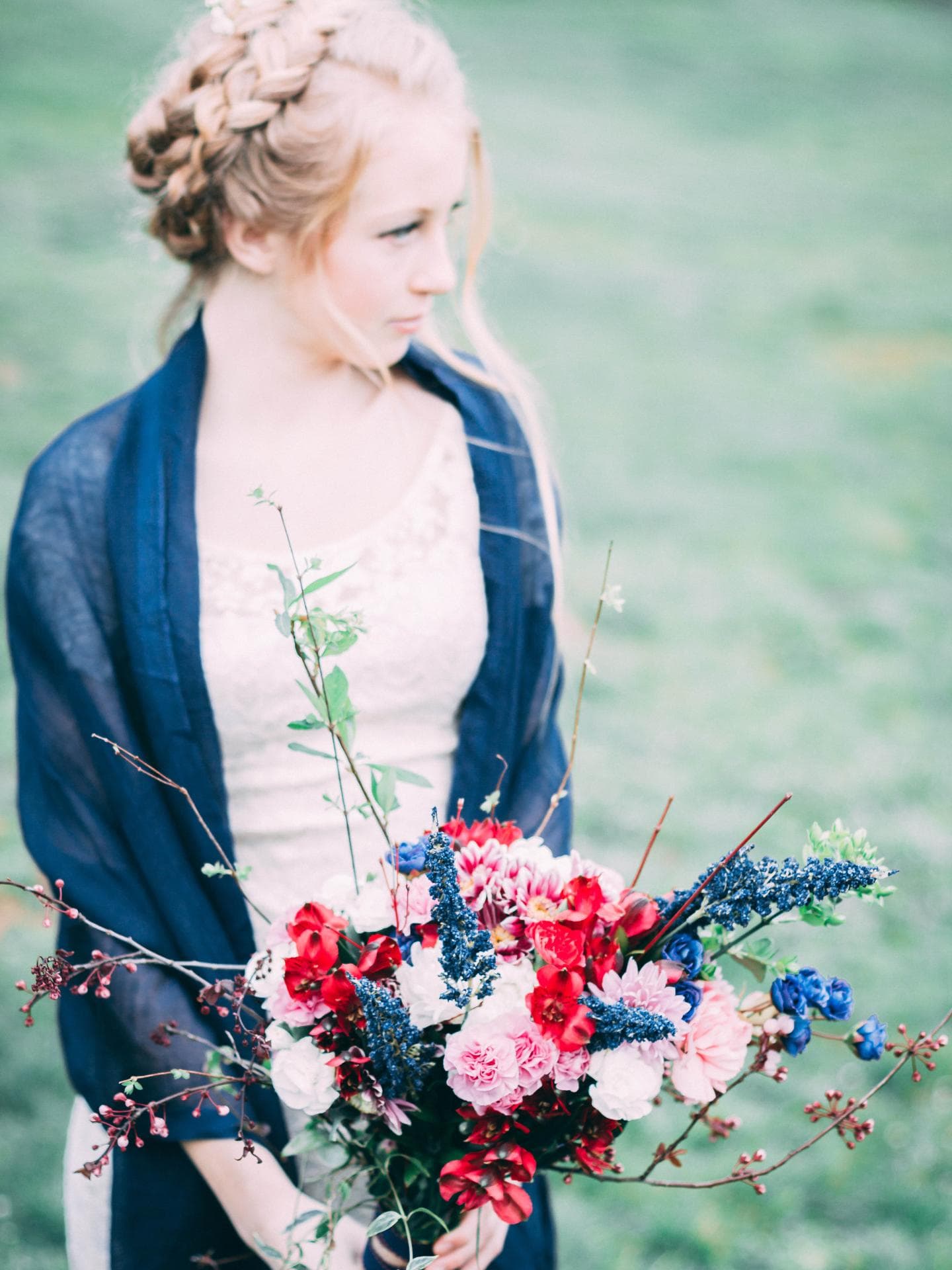 Flechtfrisur Mädchen mit Blumenstrauß in der Hand