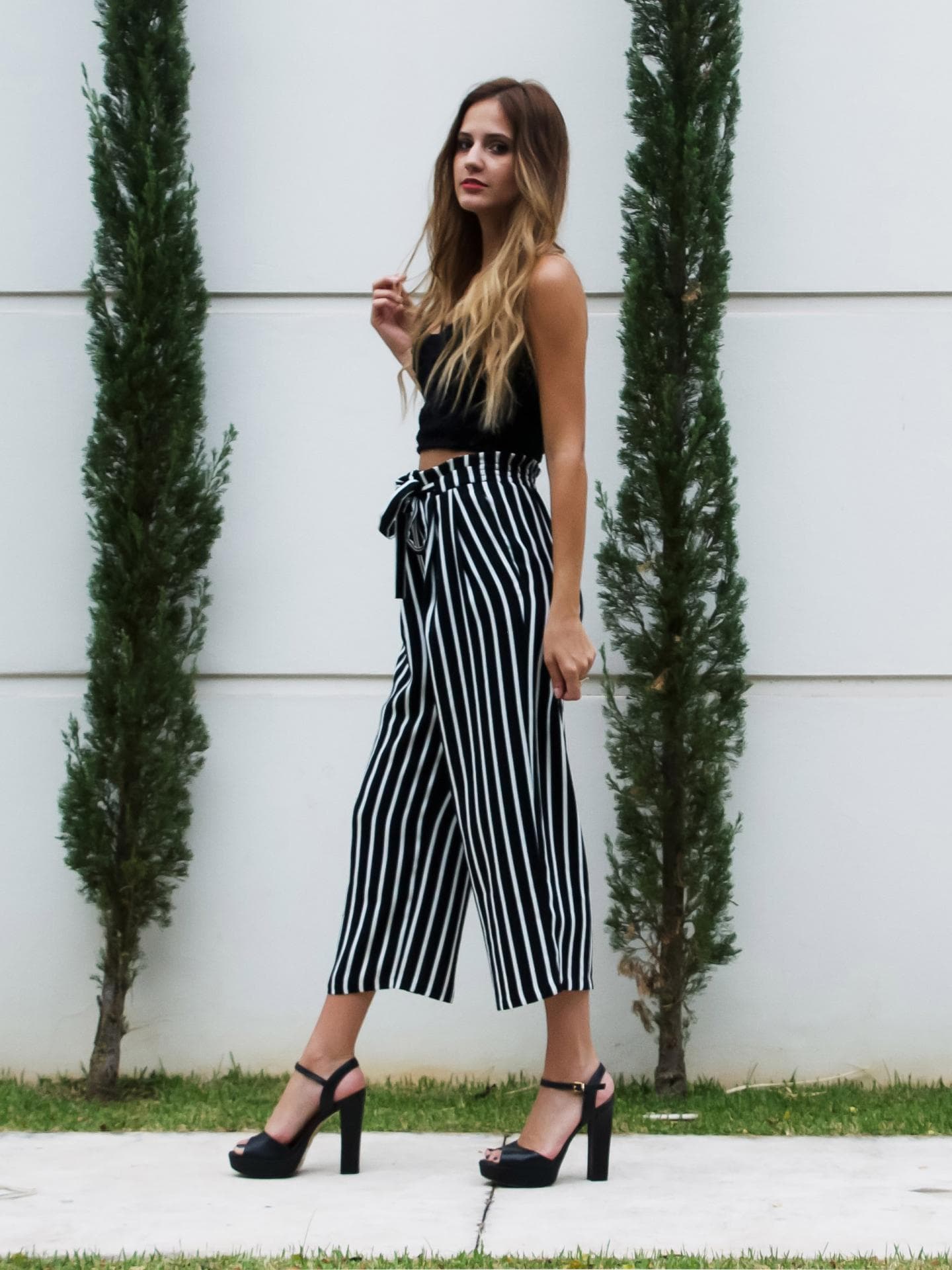 Mädchen in gestreifter Culotte