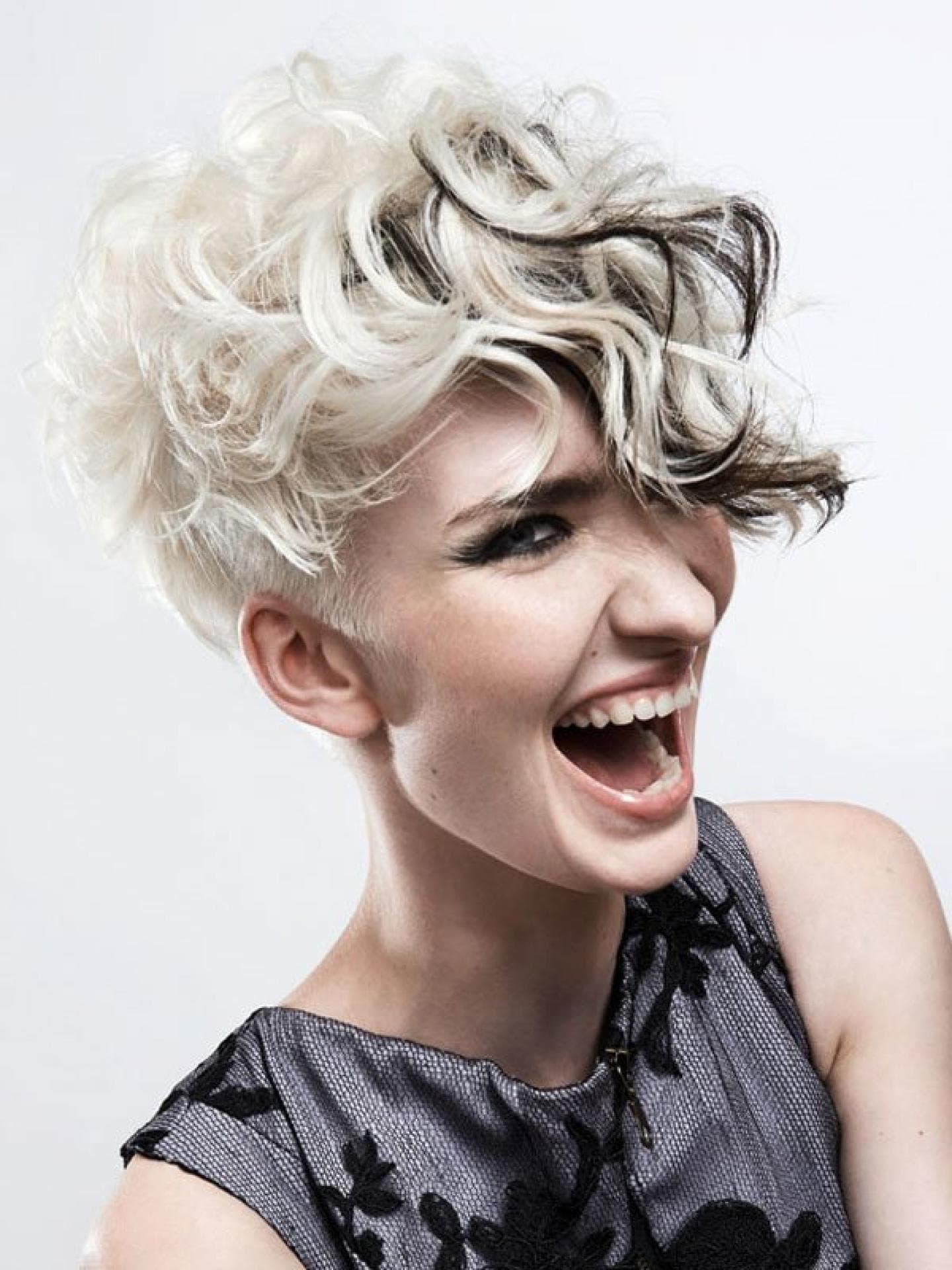 Kurzhaarfrisuren mit Strähnchen