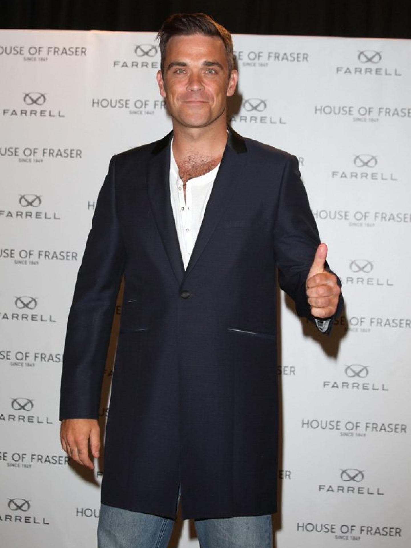 Robbie Williams rank & schlank