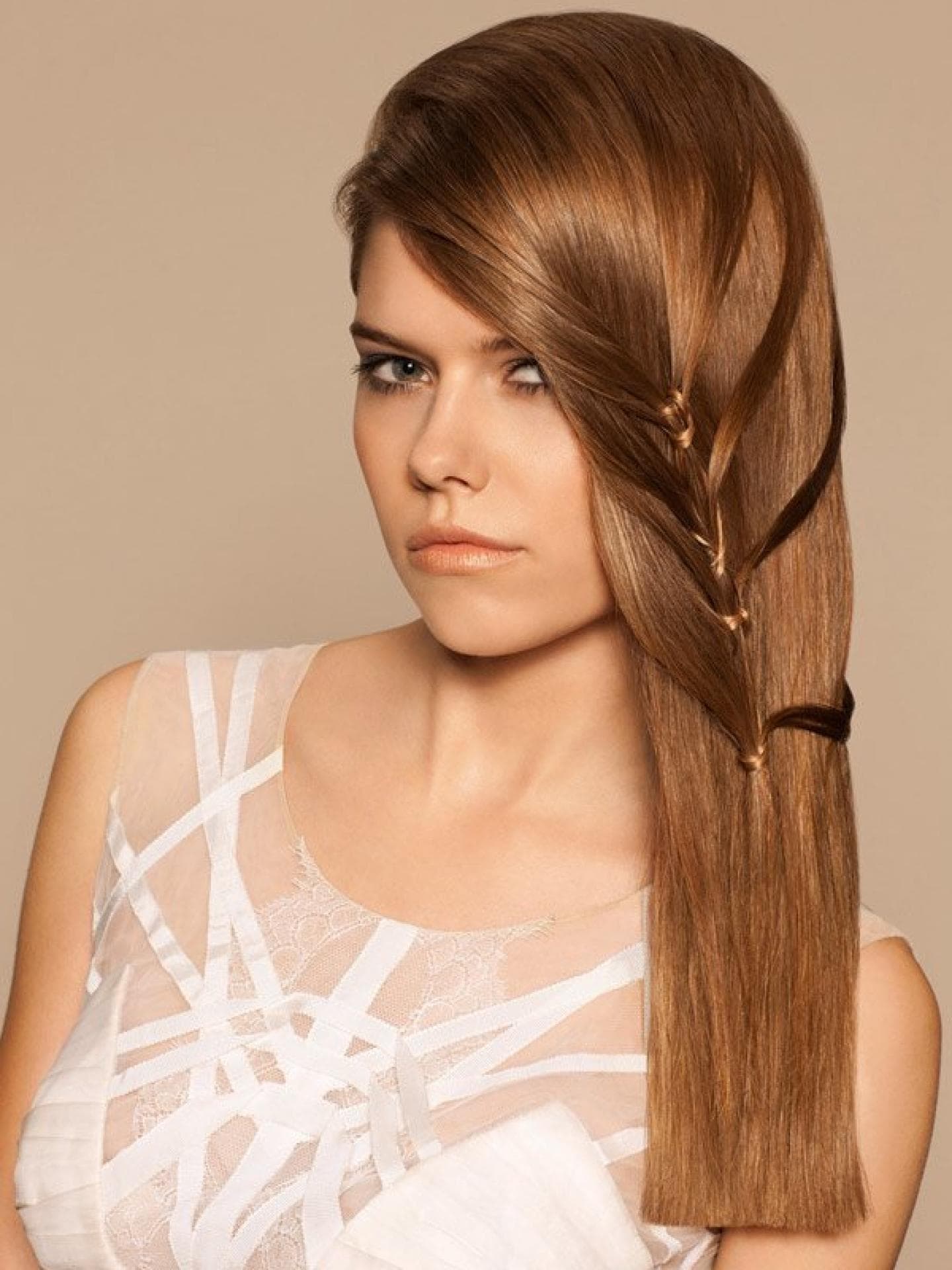 Langhaarfrisur: Stylishe Knoten