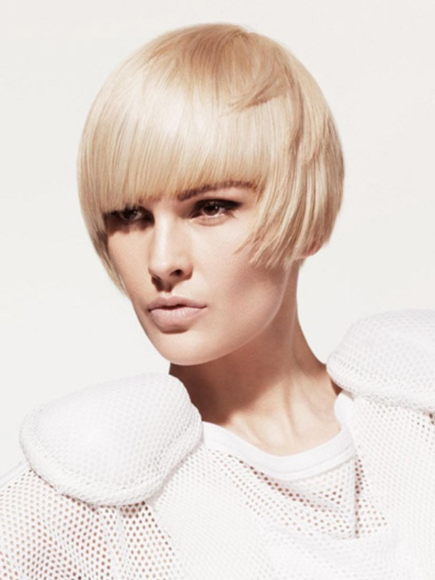 Eleganter Bob in Platinblond