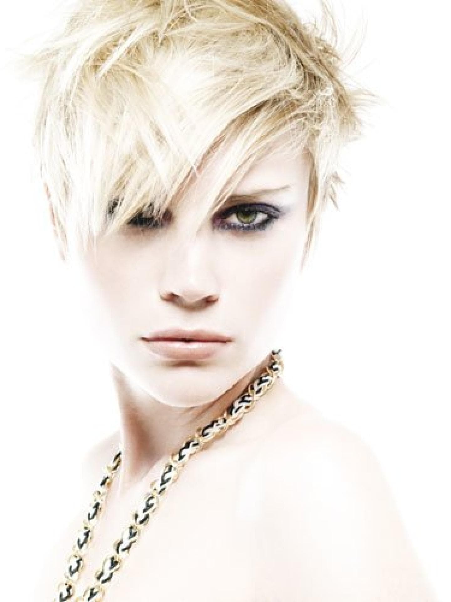 Kurzhaarfrisur: platinblonder Schnitt