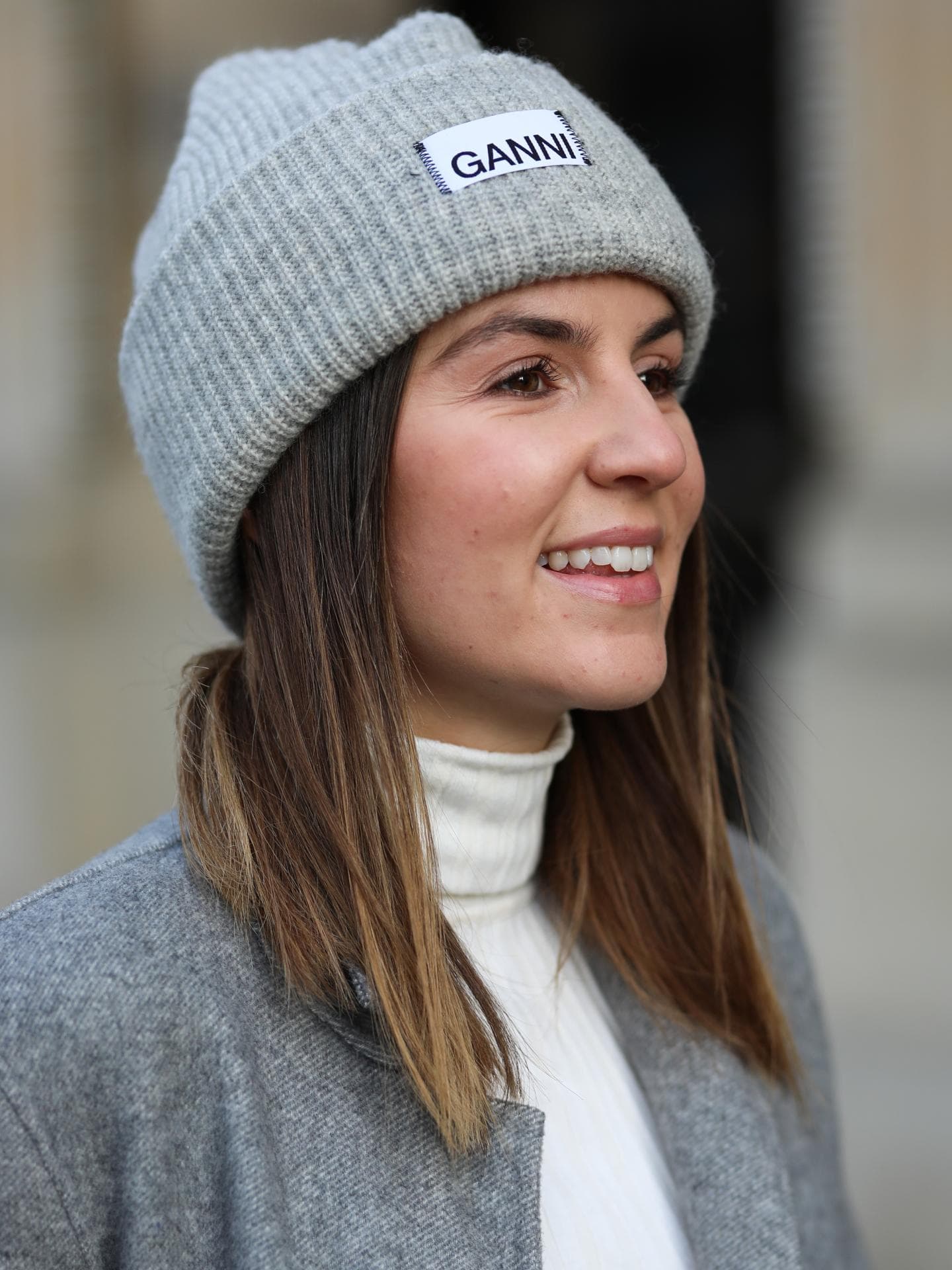 Mittellange Haare mit Mütze