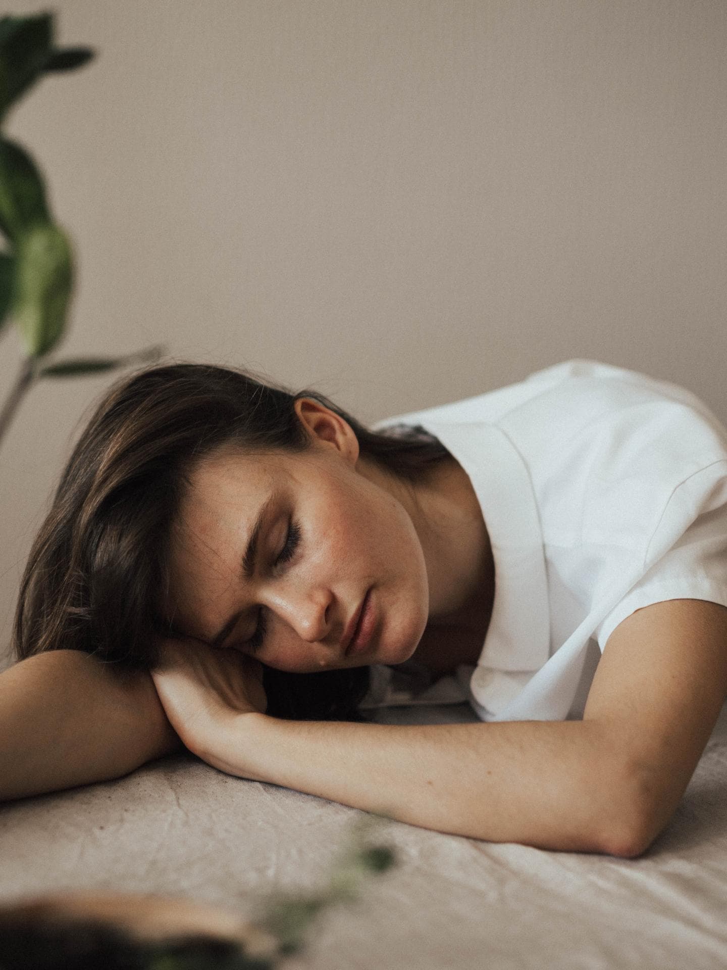 Mädchen legt Kopf auf den Tisch
