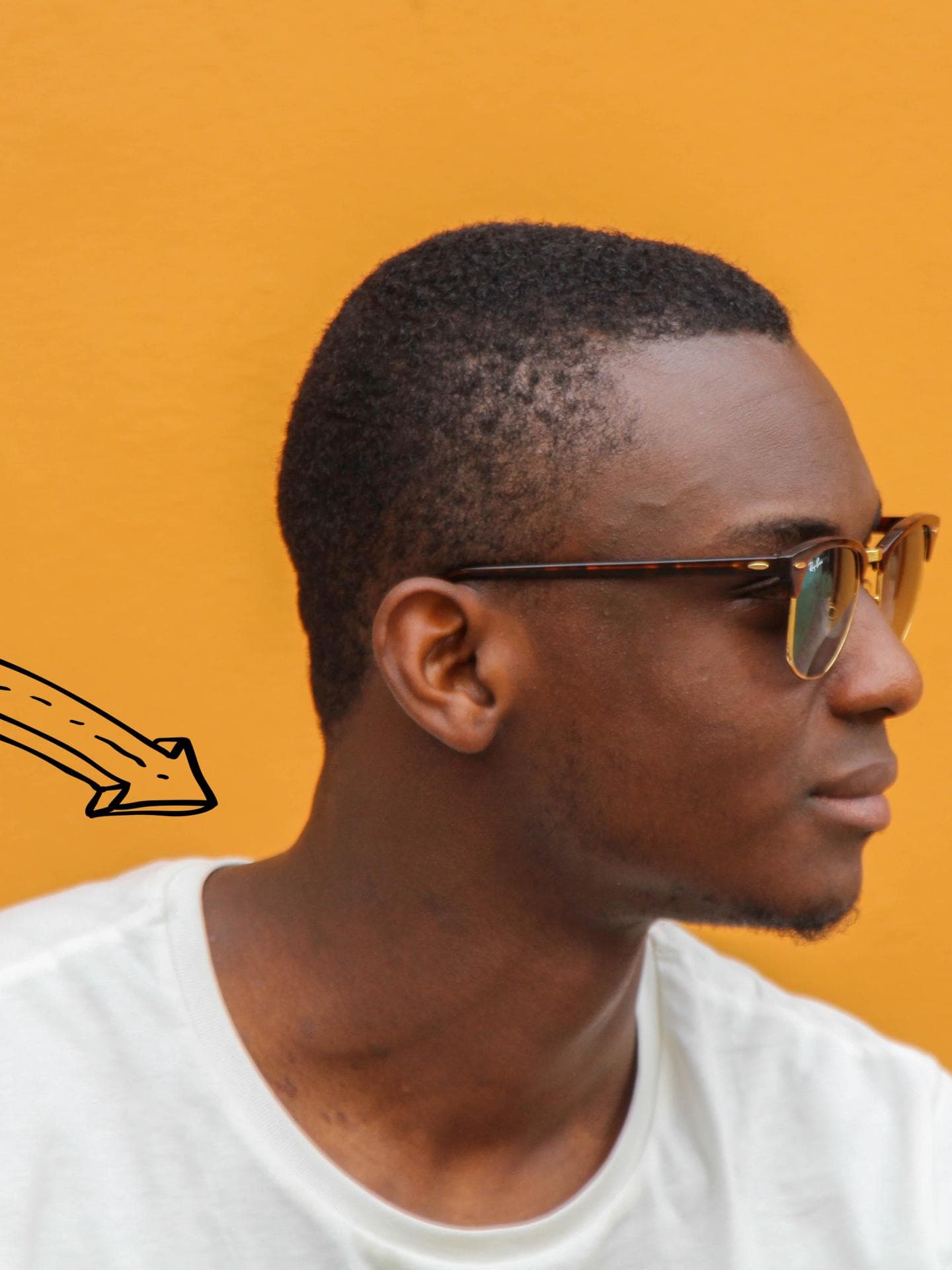 Junger Mann mit Sonnenbrille