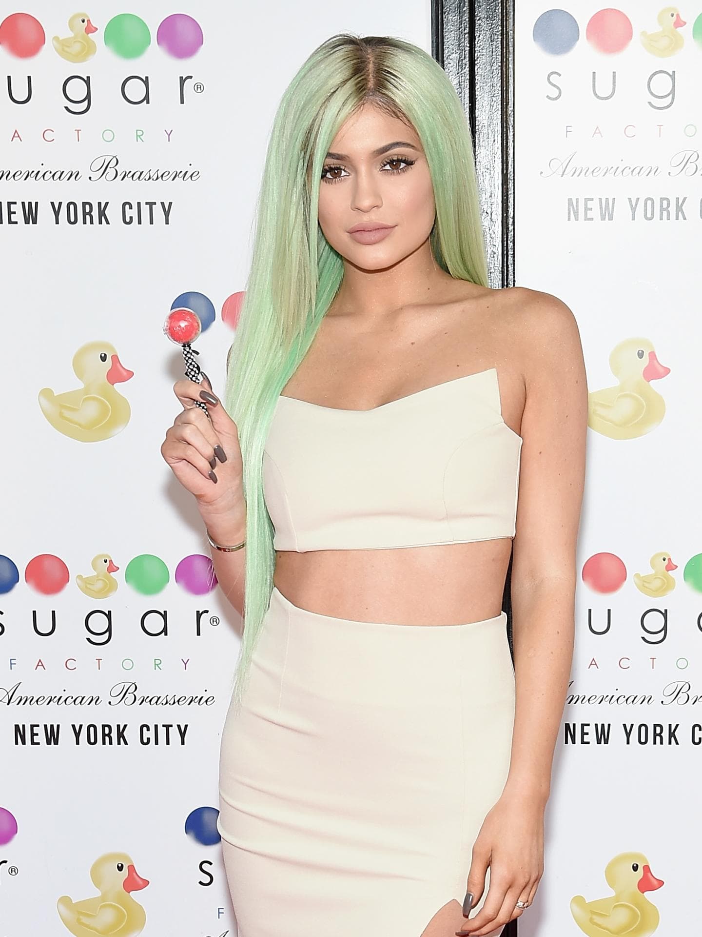Kylie Jenner weißer Zweiteiler