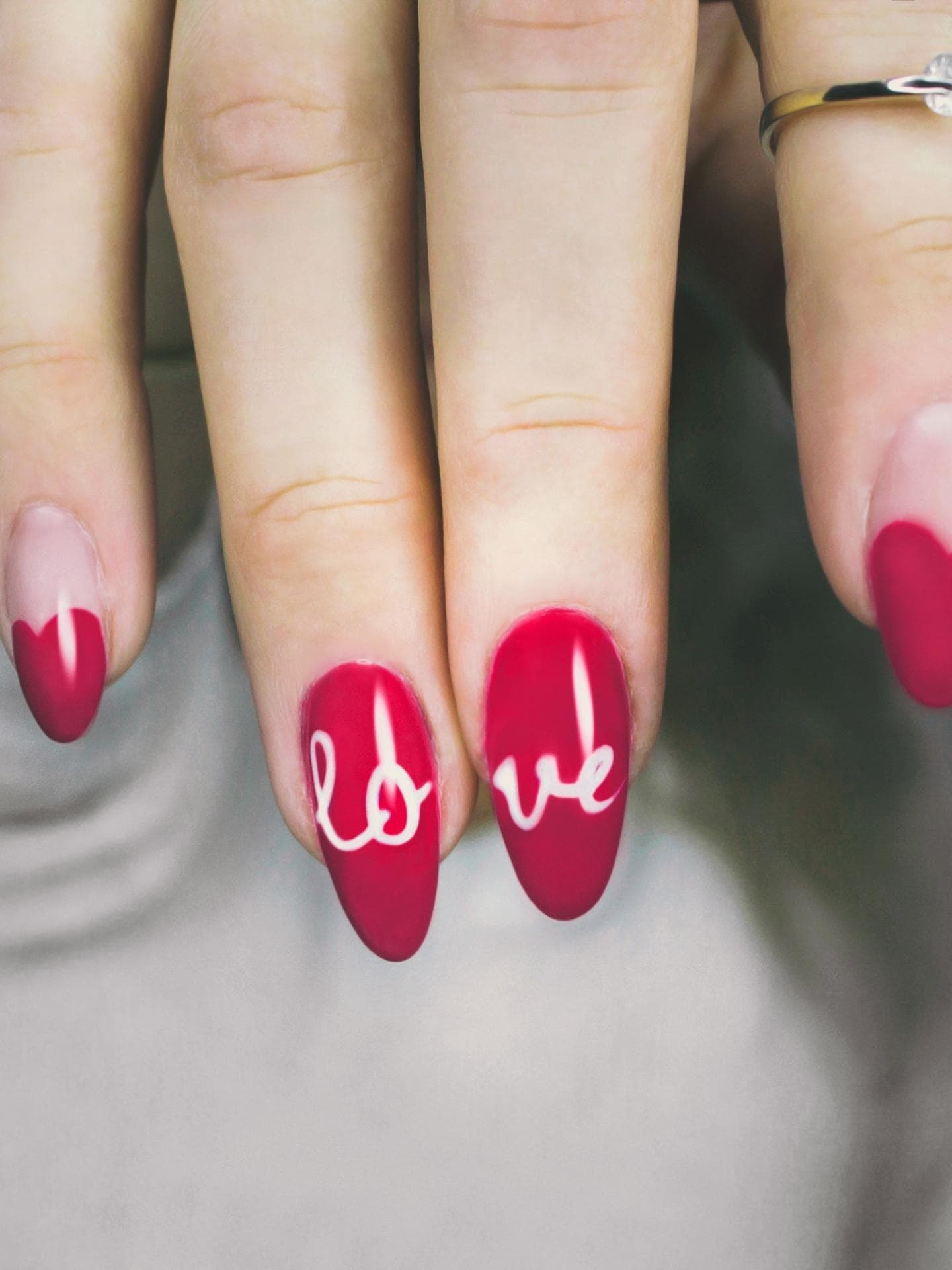 Shellac mit rotem Nagellack
