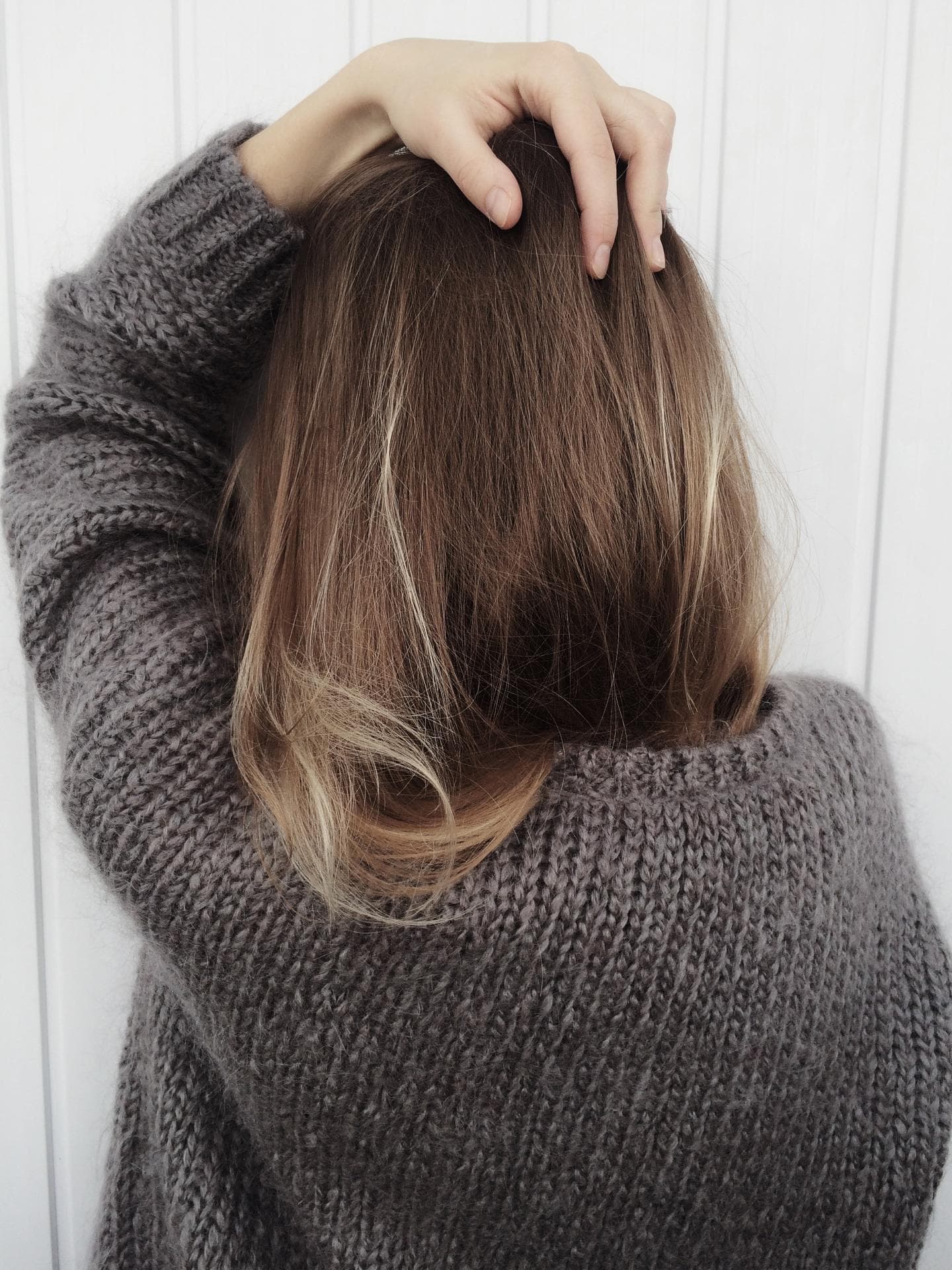 Mädchen von hinten mit langem Haar