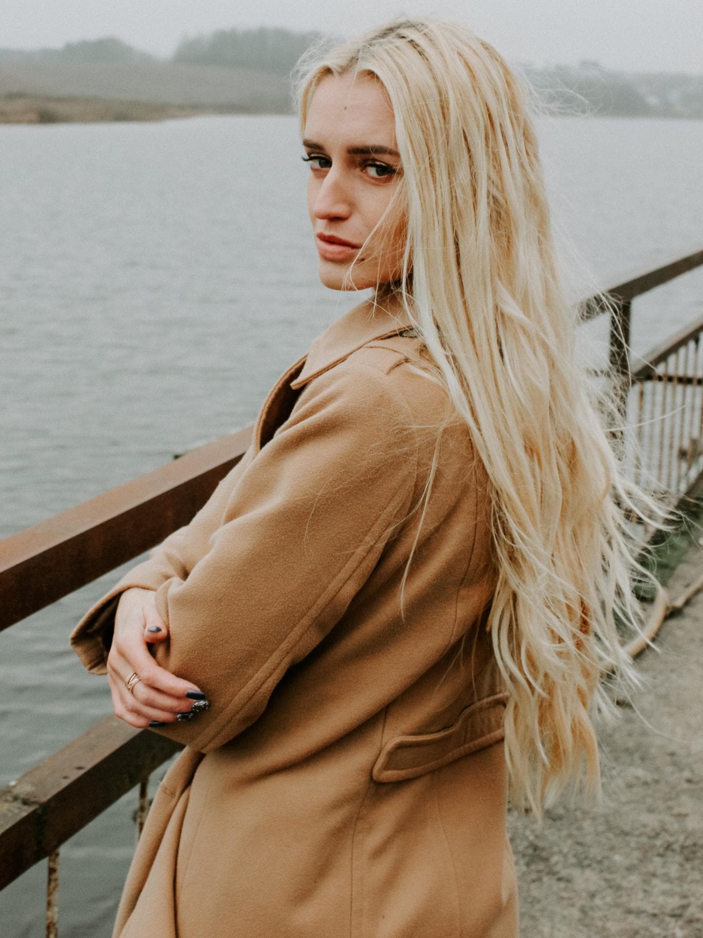 Blondiertes Haar eines Mädchens am Meer
