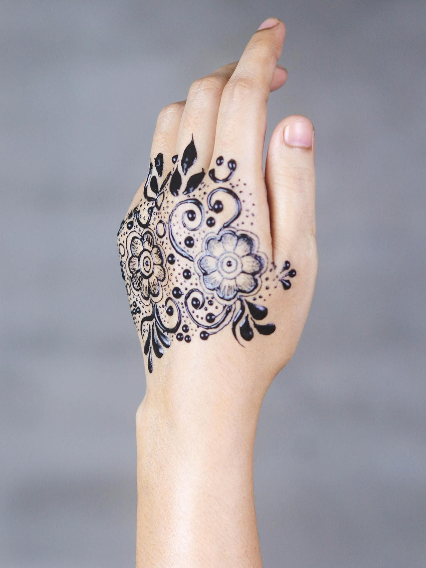 Henna Tattoo auf Handrücken